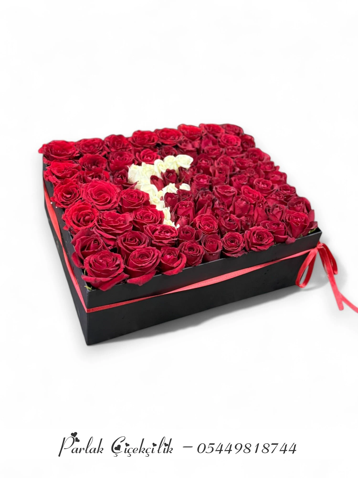 Aşkın Simgesi Kutuda Kırmızı Gül Ve Beyaz Harf Aranjmanı