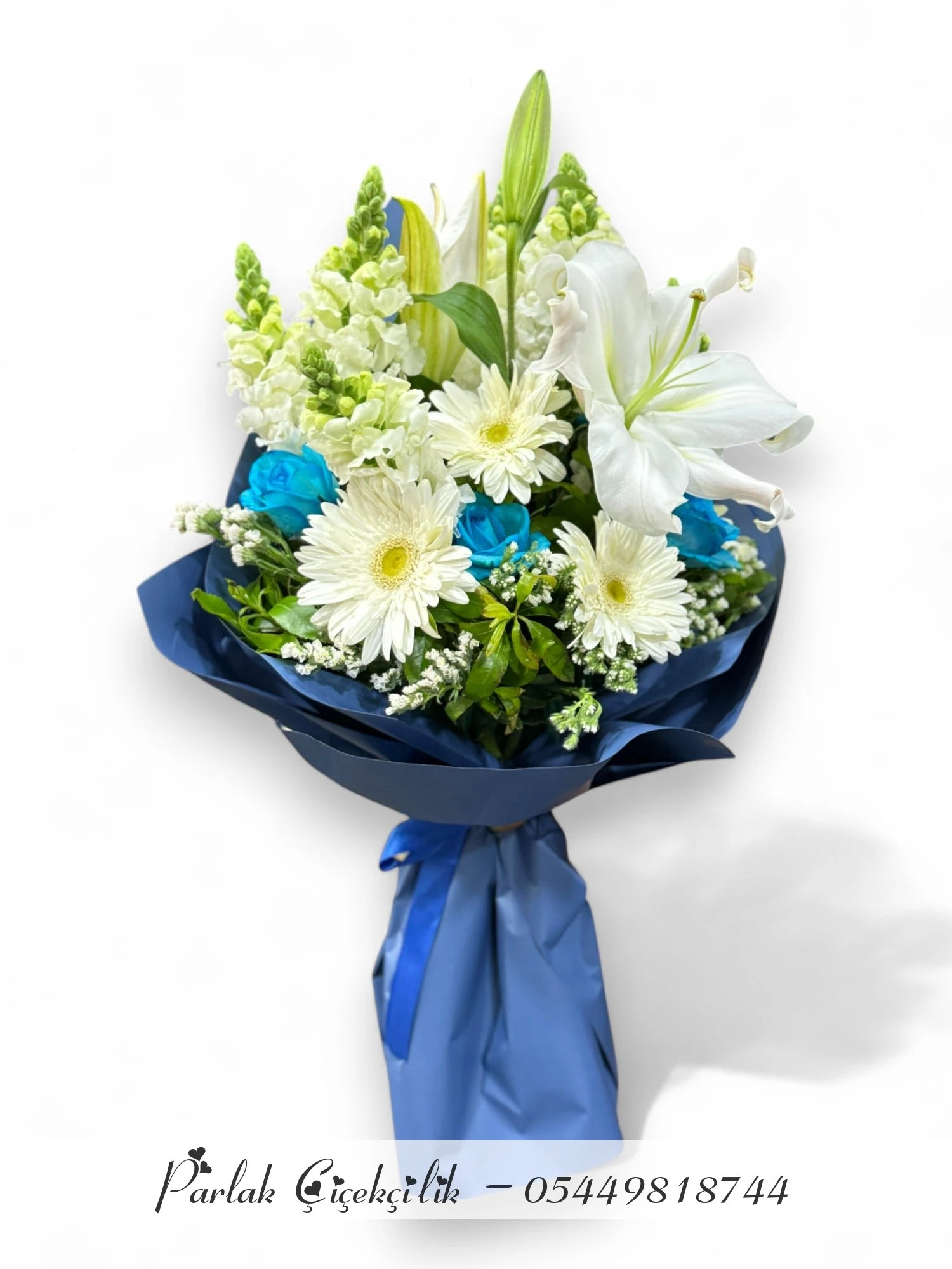 Beyaz Lilyum Ve Mavi Gül Aranjmanıyla Ferahlık Buketi