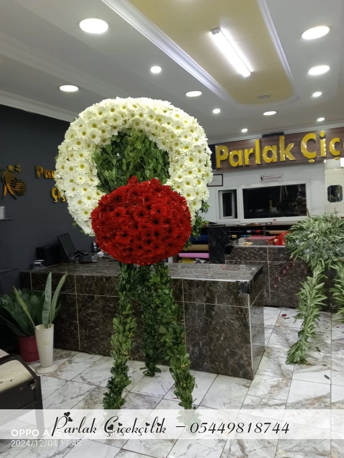 Beyaz ve Kırmızı Çiçeklerle Hazırlanmış Cenaze Çelengi