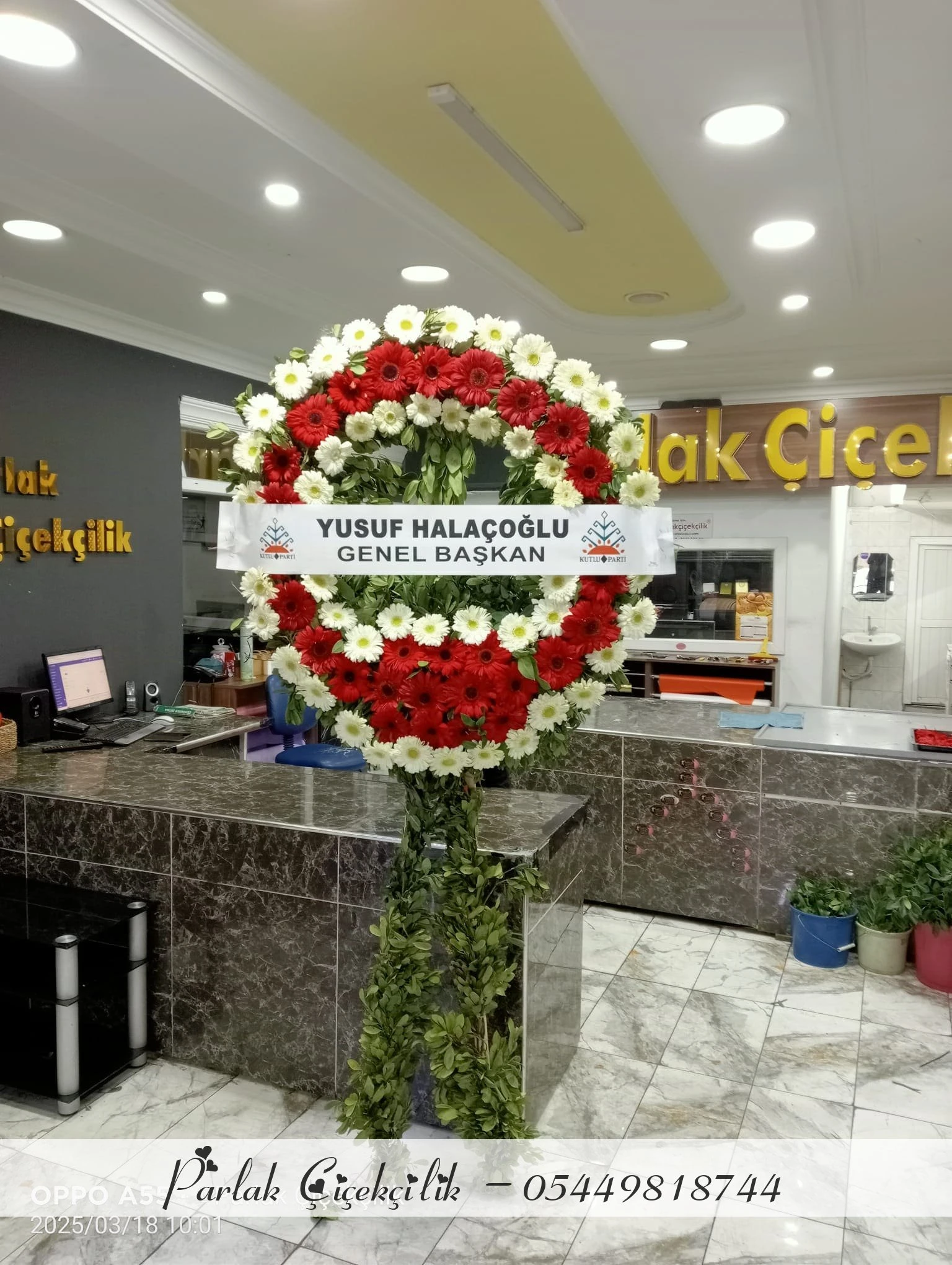 Beyaz ve Kırmızı Çiçeklerle Hazırlanmış Cenaze Çelengi