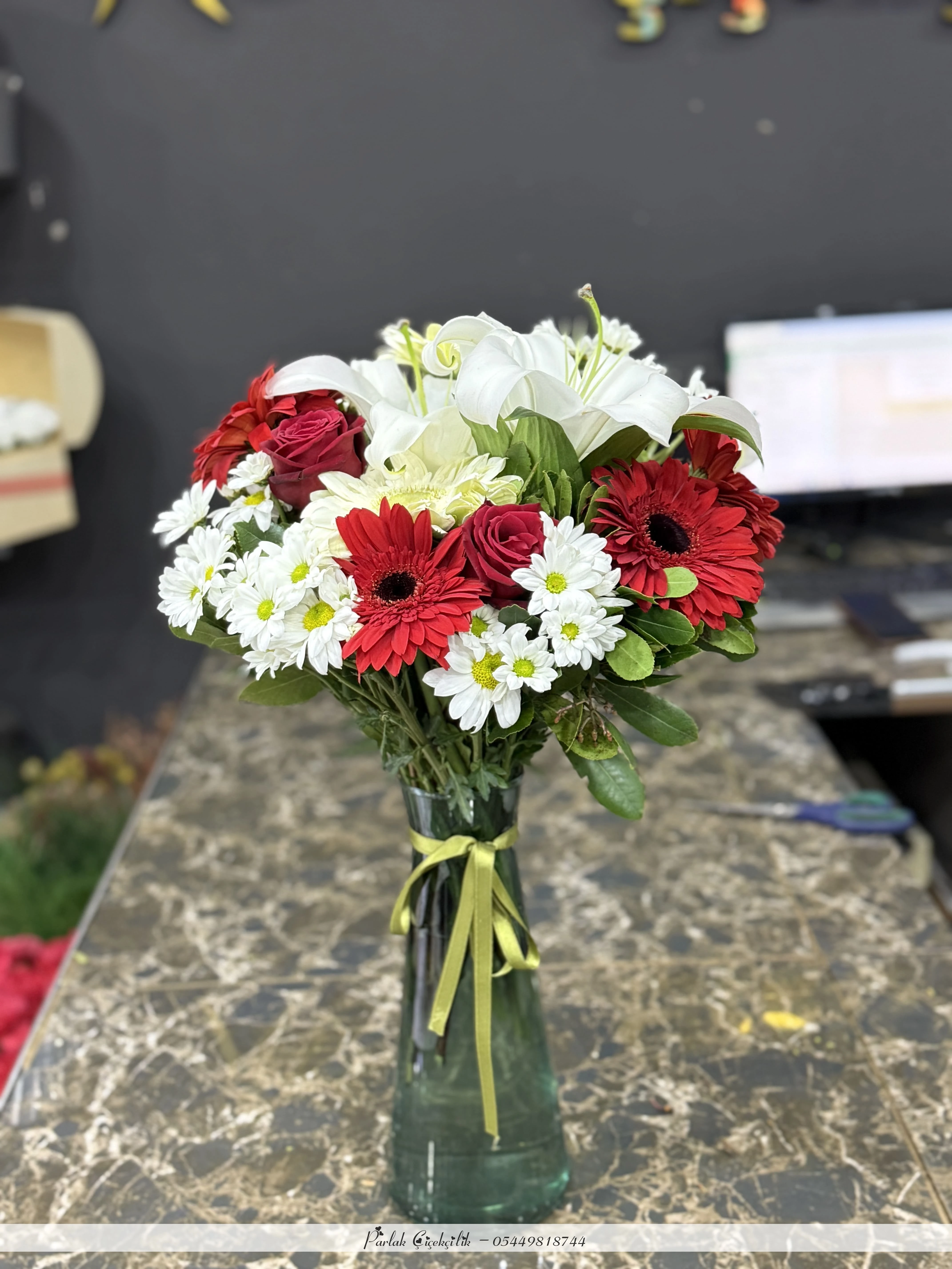 Cam Vazoda Kırmızı Beyaz Gerbera ve Lilyum Aranjmanı
