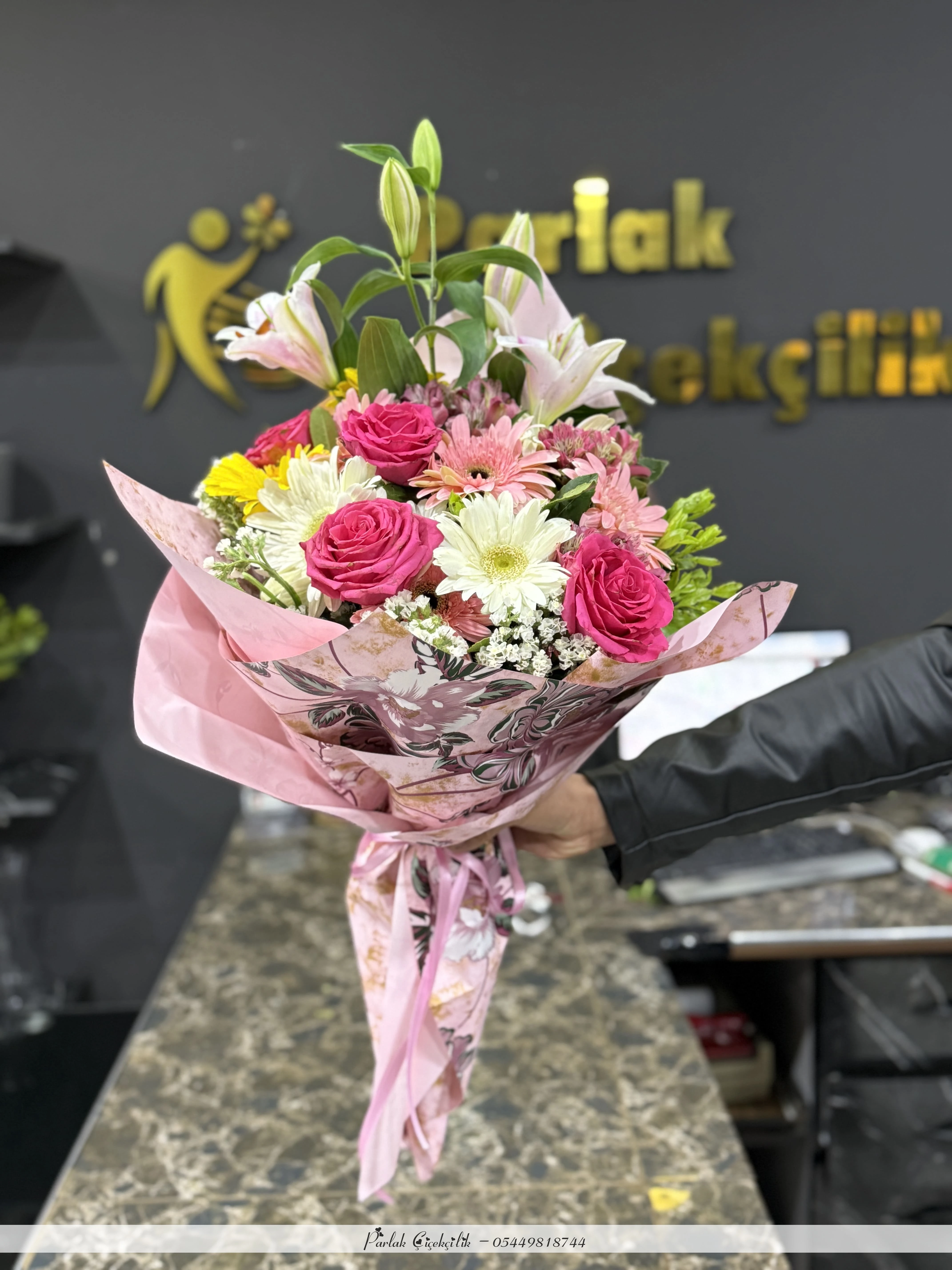 Canlı Renklerin Büyüsü Gül ve Lilyum Buketi