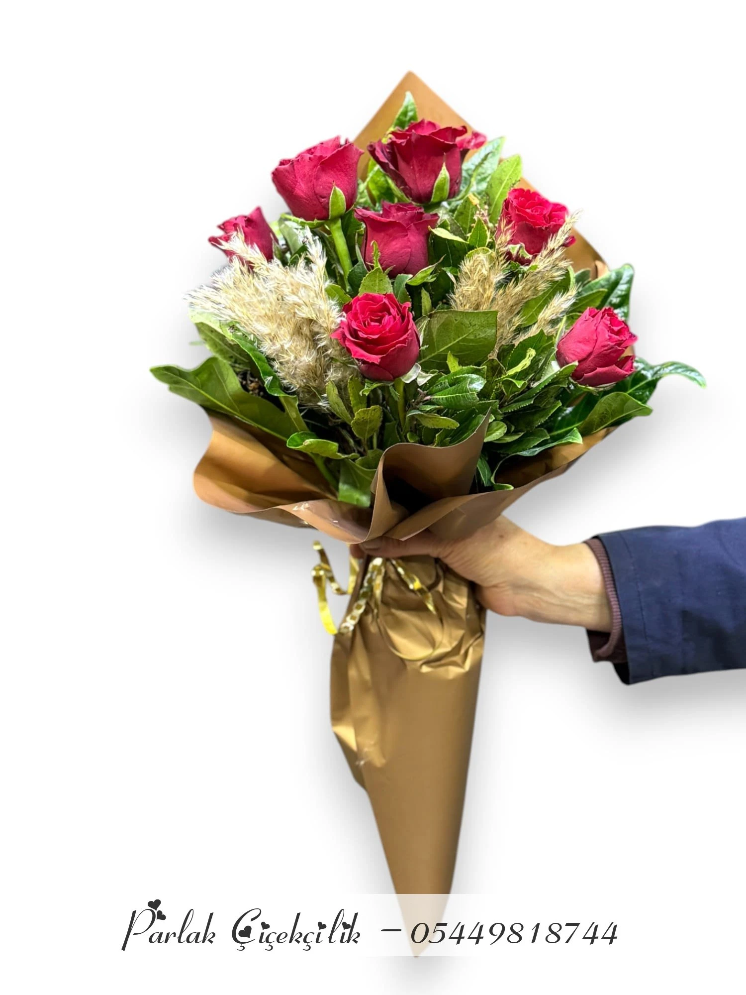Gold Ambalajda 7’li Kırmızı Gül ve Pampas Buketi