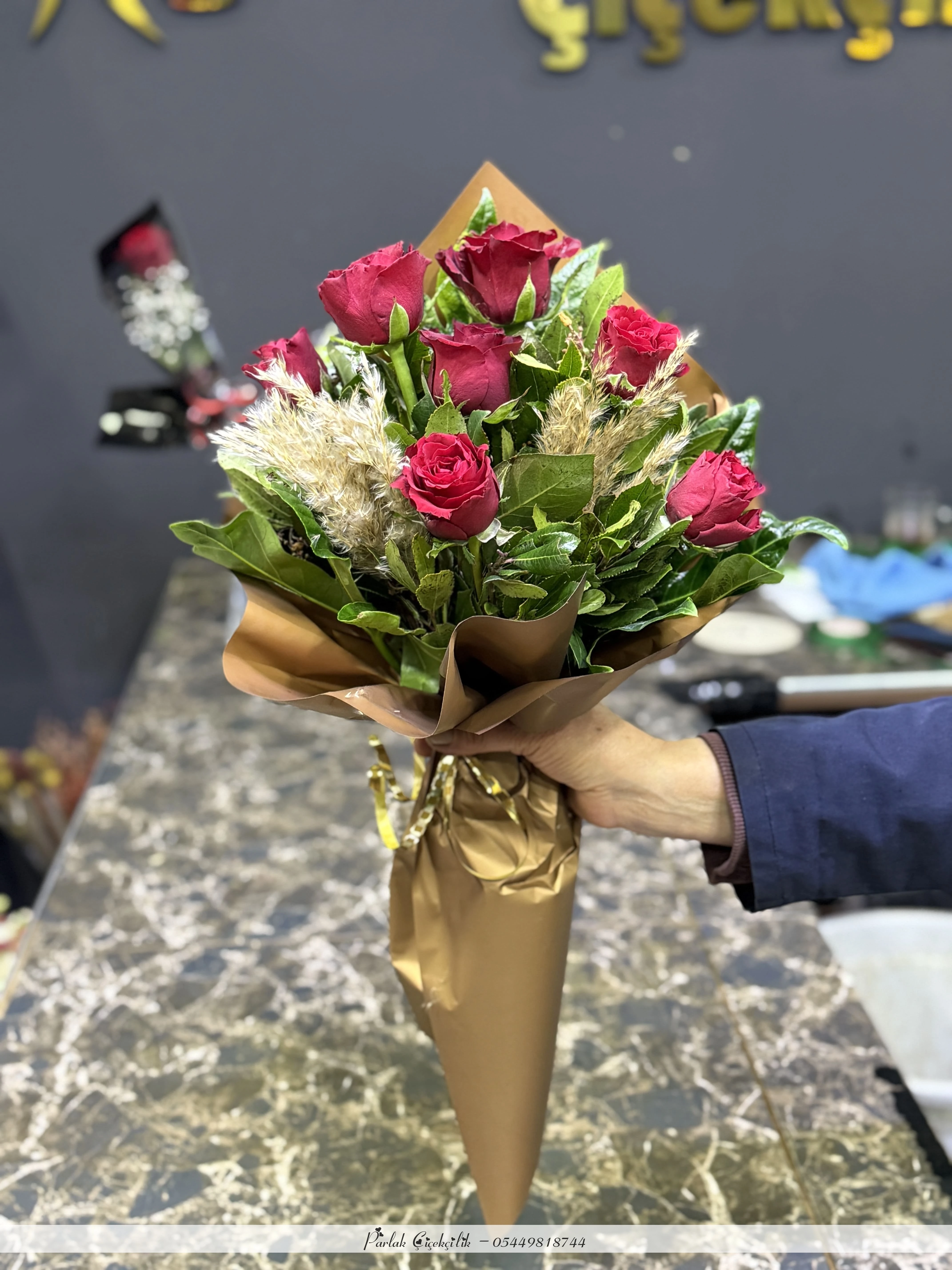 Gold Ambalajda 7’li Kırmızı Gül ve Pampas Buketi