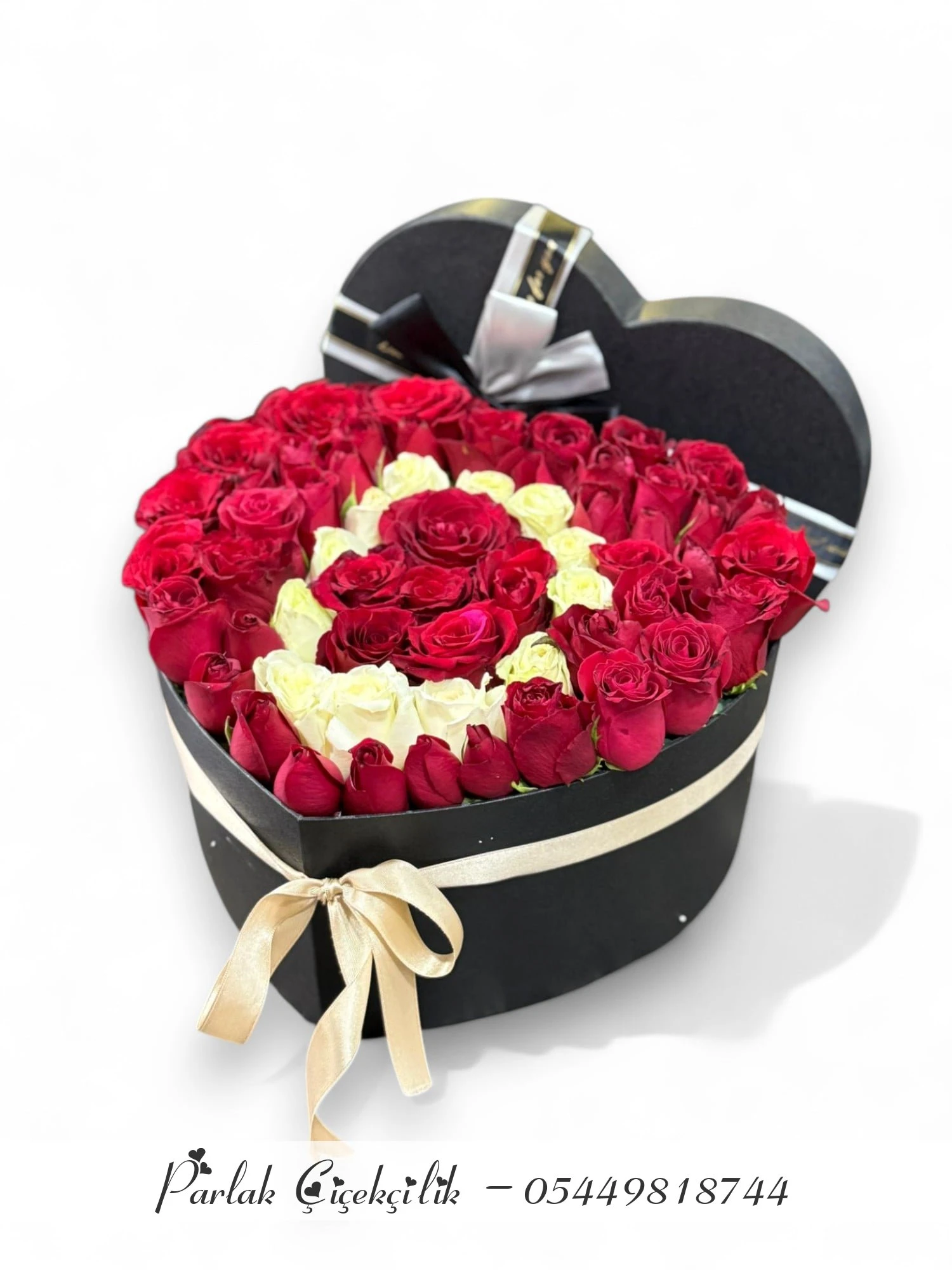 Kalpli Siyah Kutuda Aşkın Simgesi Kırmızı Beyaz Gül Aranjmanı