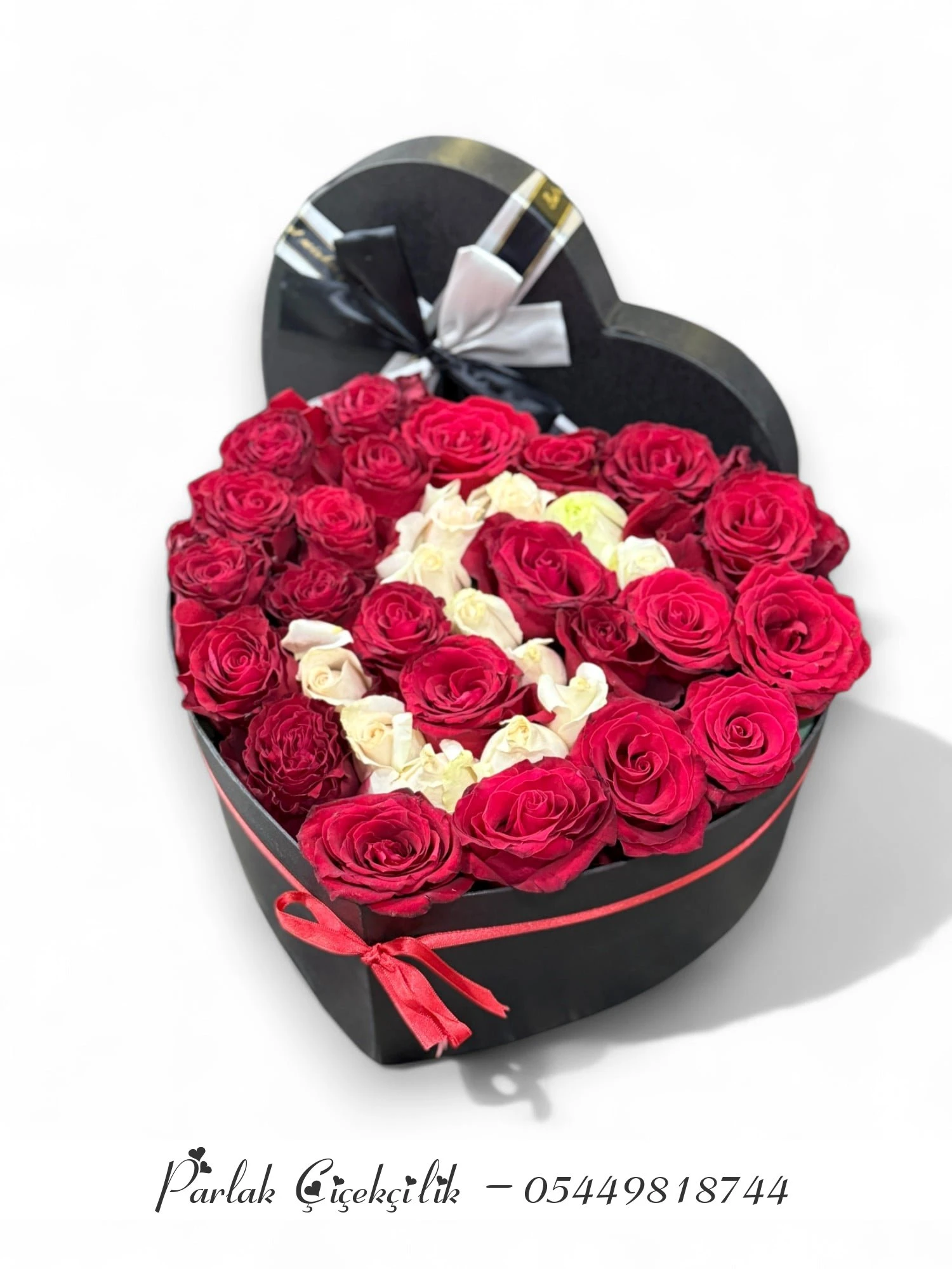 Kalpli Siyah Kutuda Harf Detaylı Kırmızı Gül Aranjmanı