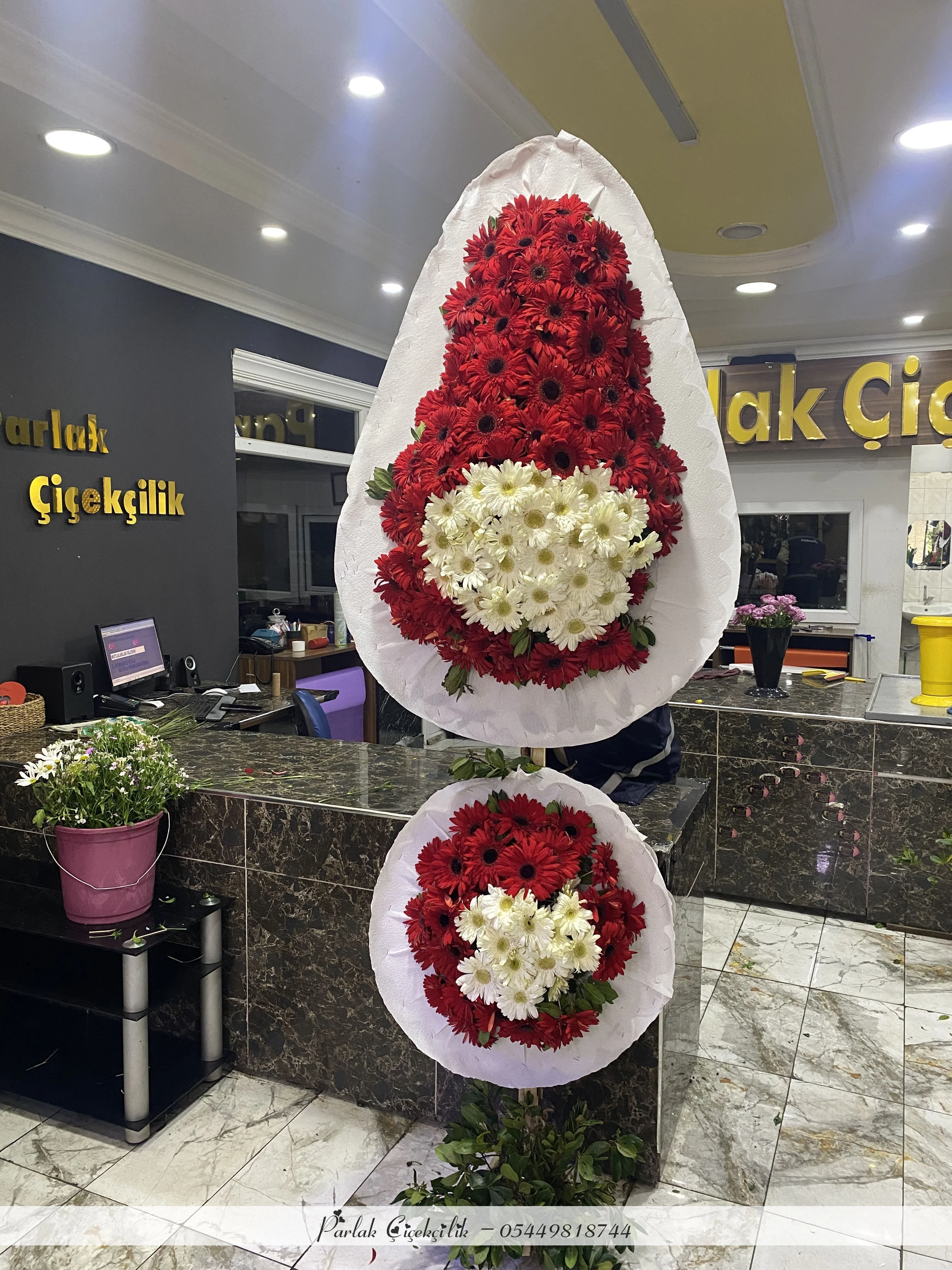 Kırmızı Beyaz Gerbera ile Hazırlanmış İkili Açılış ve Düğün Çelengi
