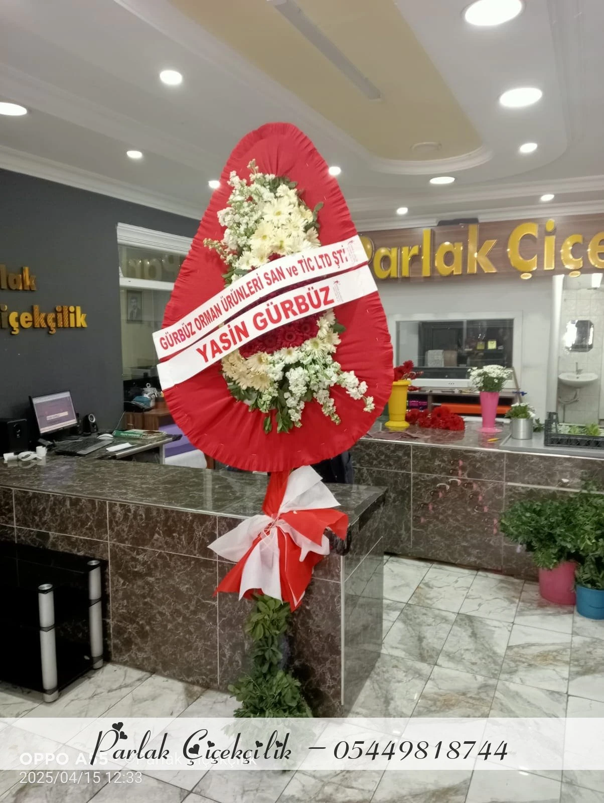 Kırmızı Fonlu Beyaz Çiçekli Açılış ve Düğün Çelengi