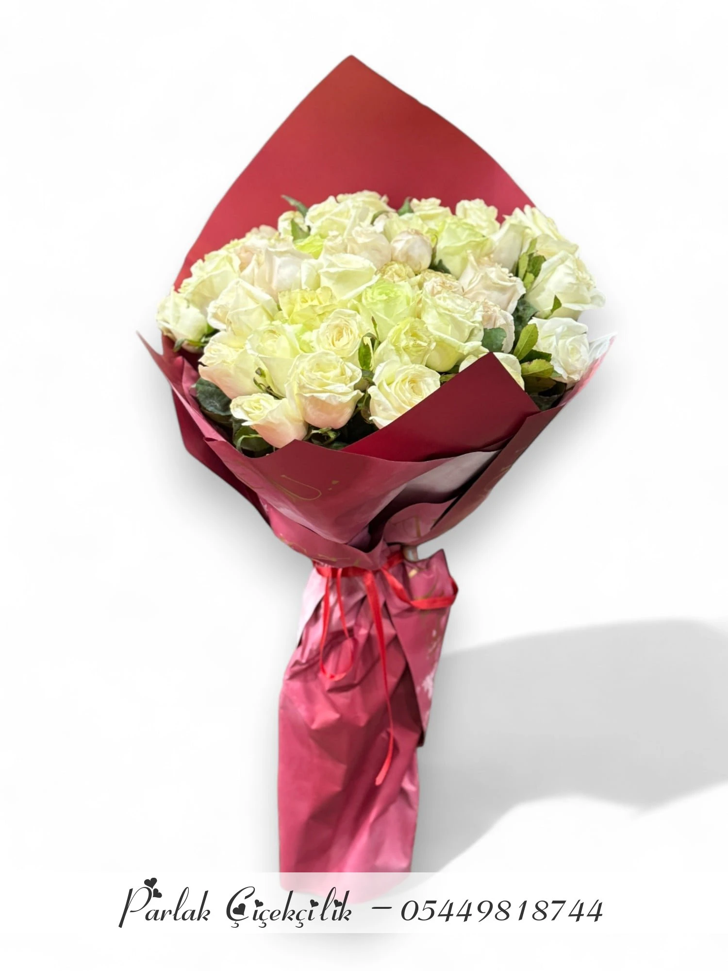 Kırmızı Zarif Ambalajda Beyaz Güller Buketi