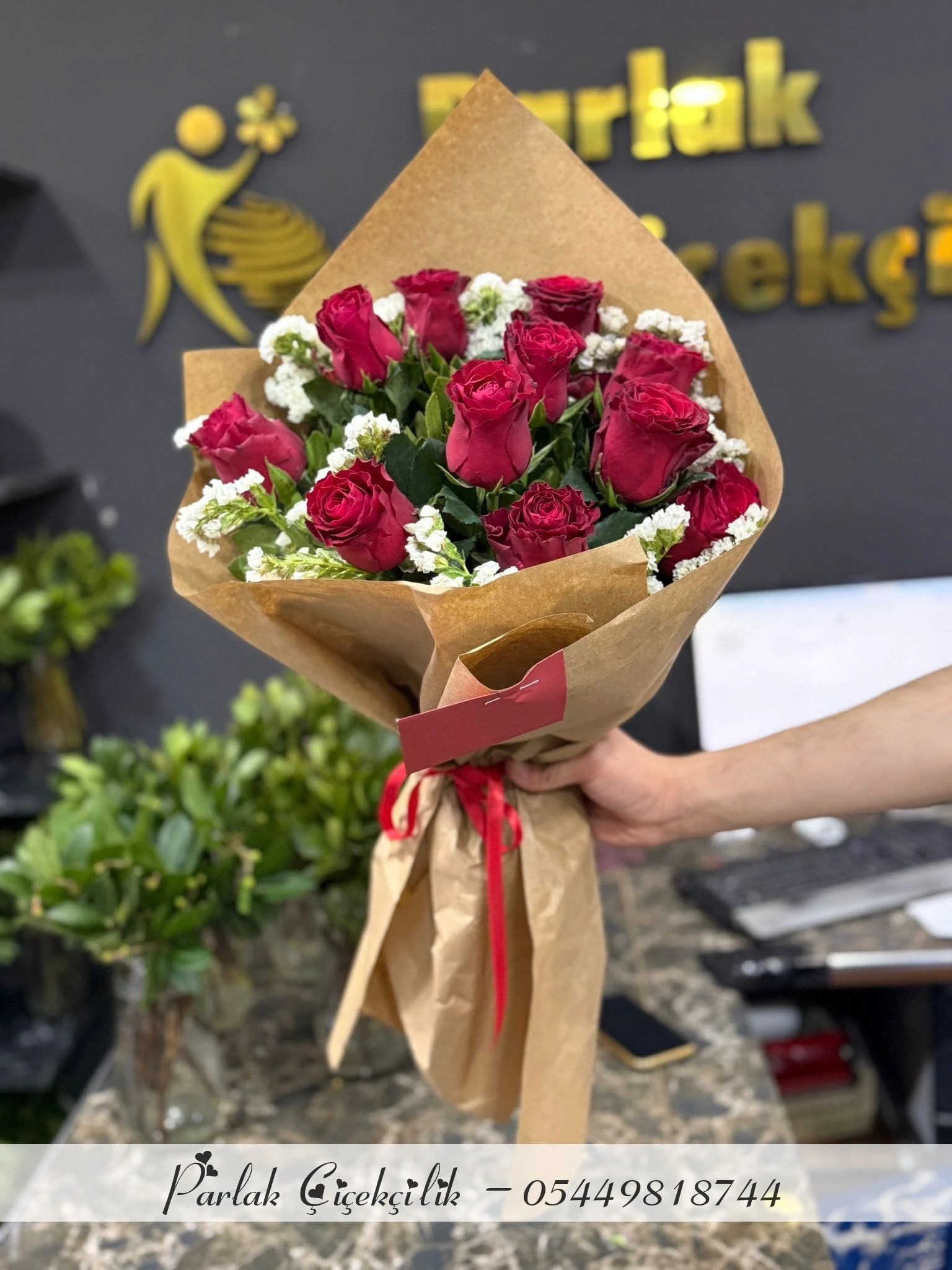 Kraft Ambalajda 11 Kırmızı Gül Buketi
