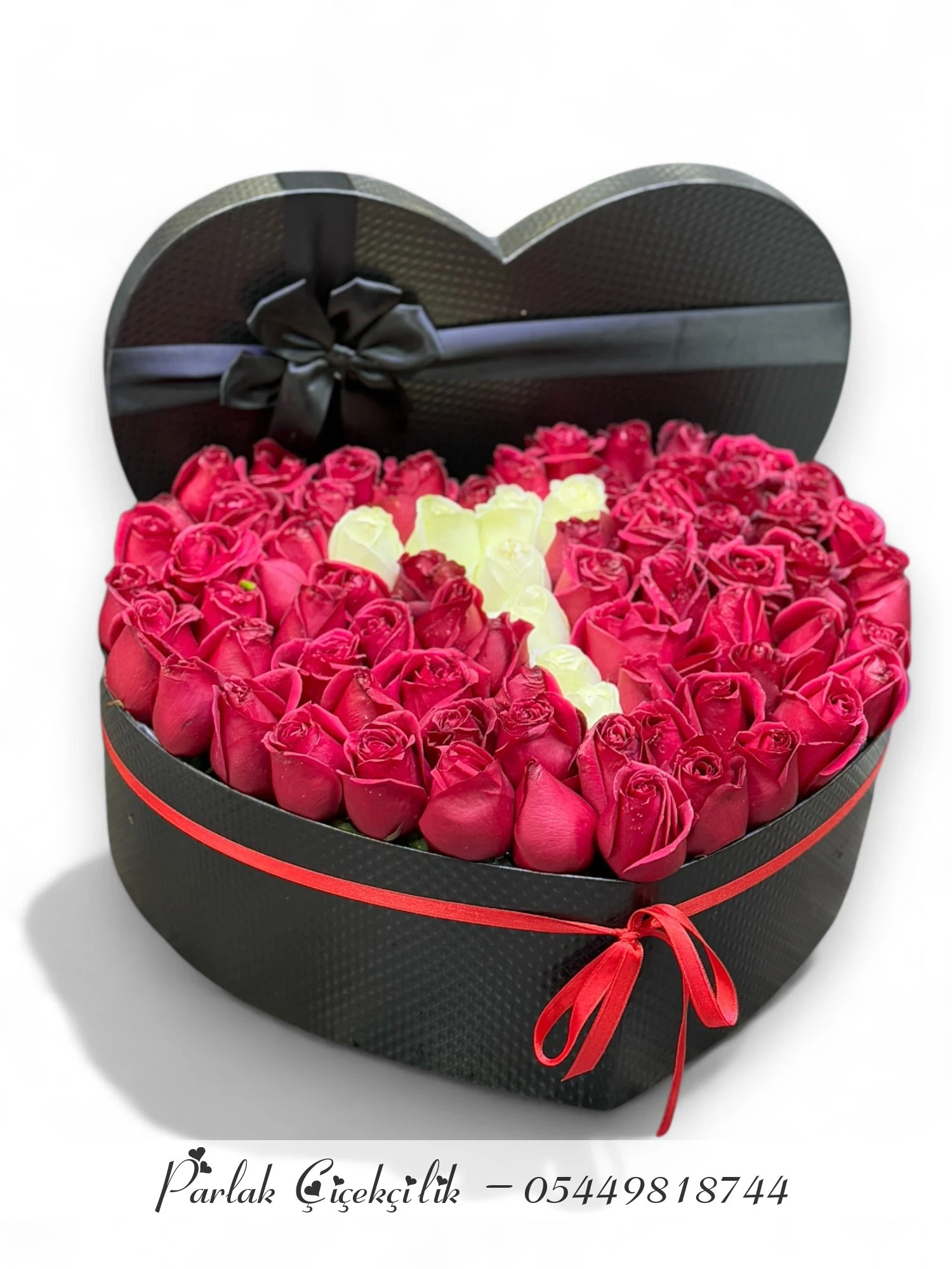 Kutuda Harfli Kırmızı Ve Beyaz Gül Aranjmanı