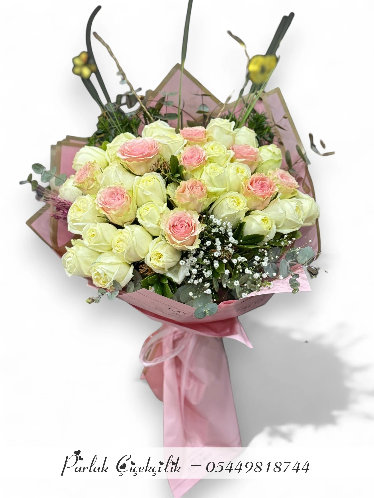 Pembe Ve Beyaz Güllerle Hazırlanmış Zarif Buket