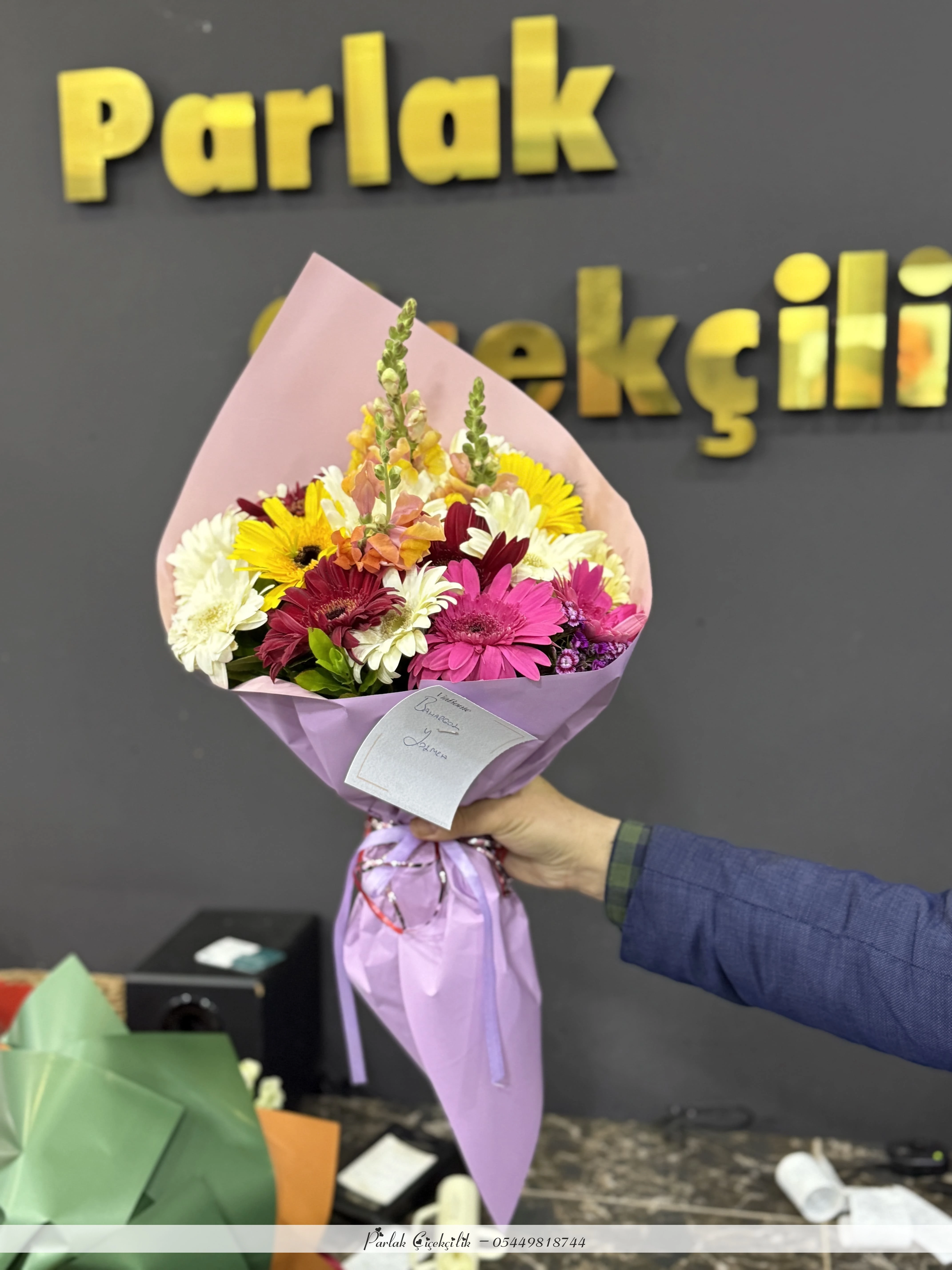 Rengarenk Gerbera Buketiyle Neşe Dolu Bir Sürpriz