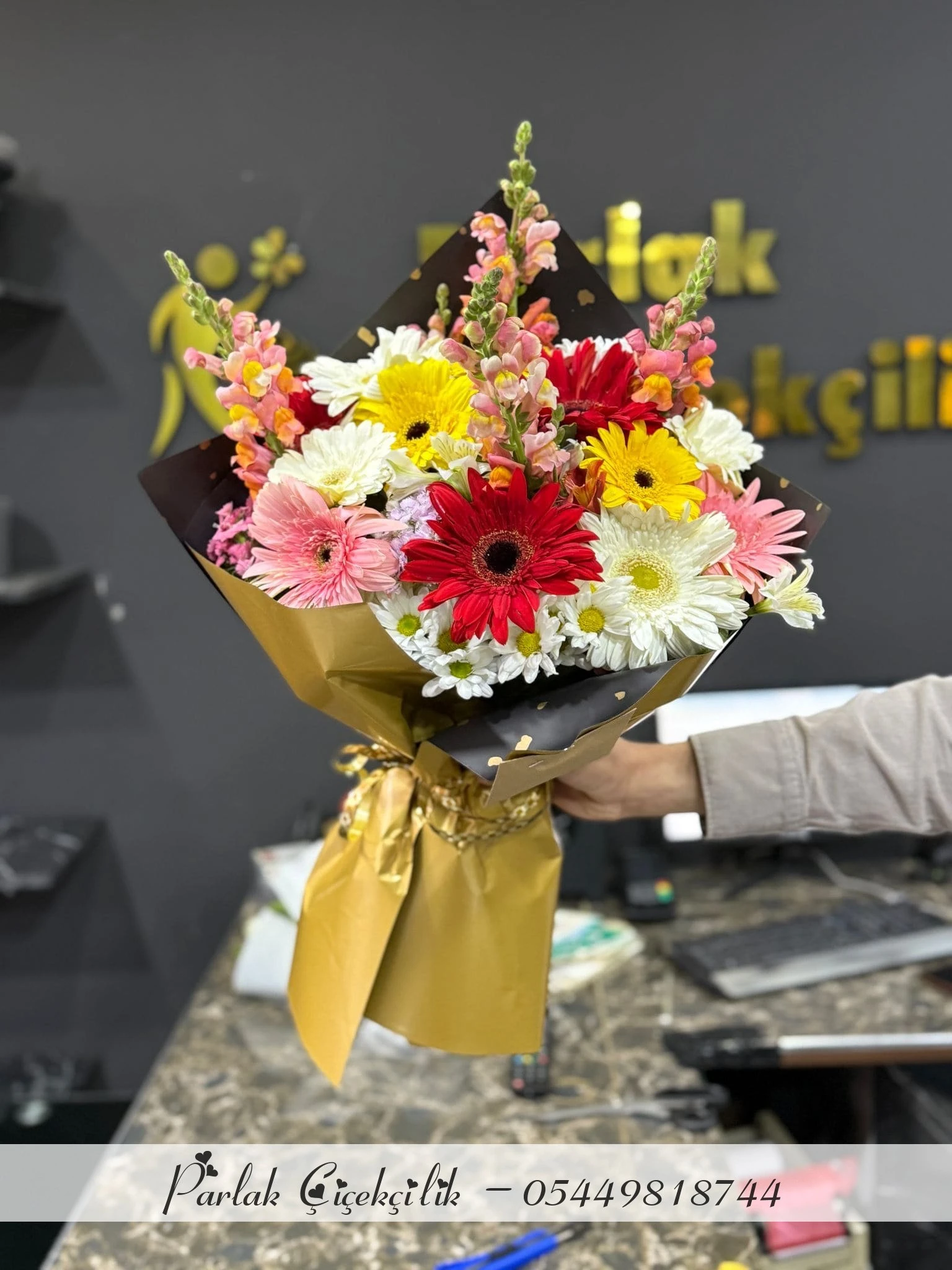 Renklerin Neşesi Gerbera Buketi