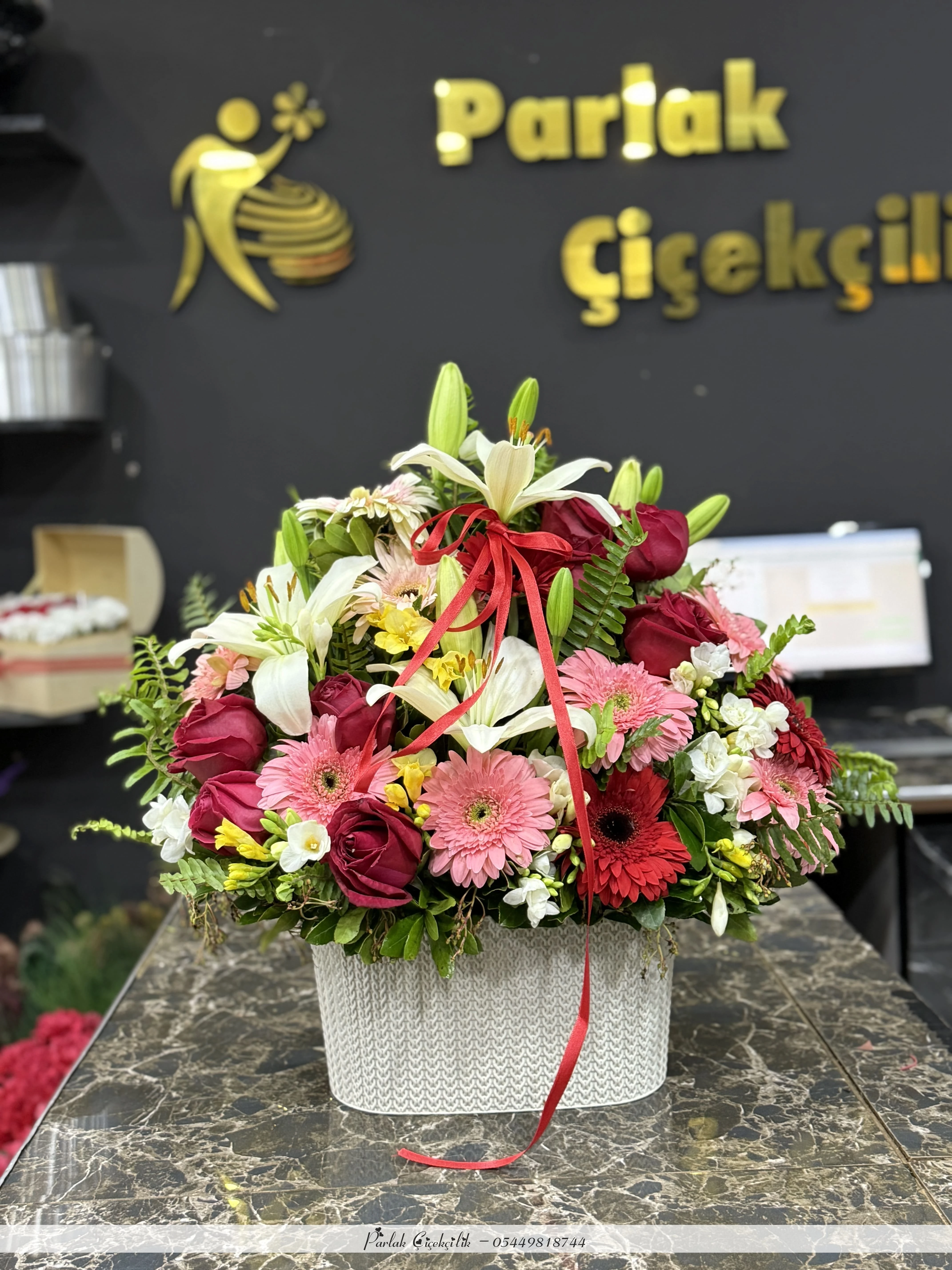 Seramik Saksıda Lilyum ve Karışık Çiçekli Masa Aranjmanı