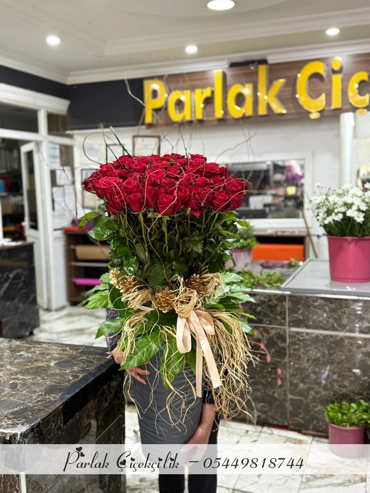 Silindir Vazoda 51 Kırmızı Gül ve Doğal Süslemeli Aranjman