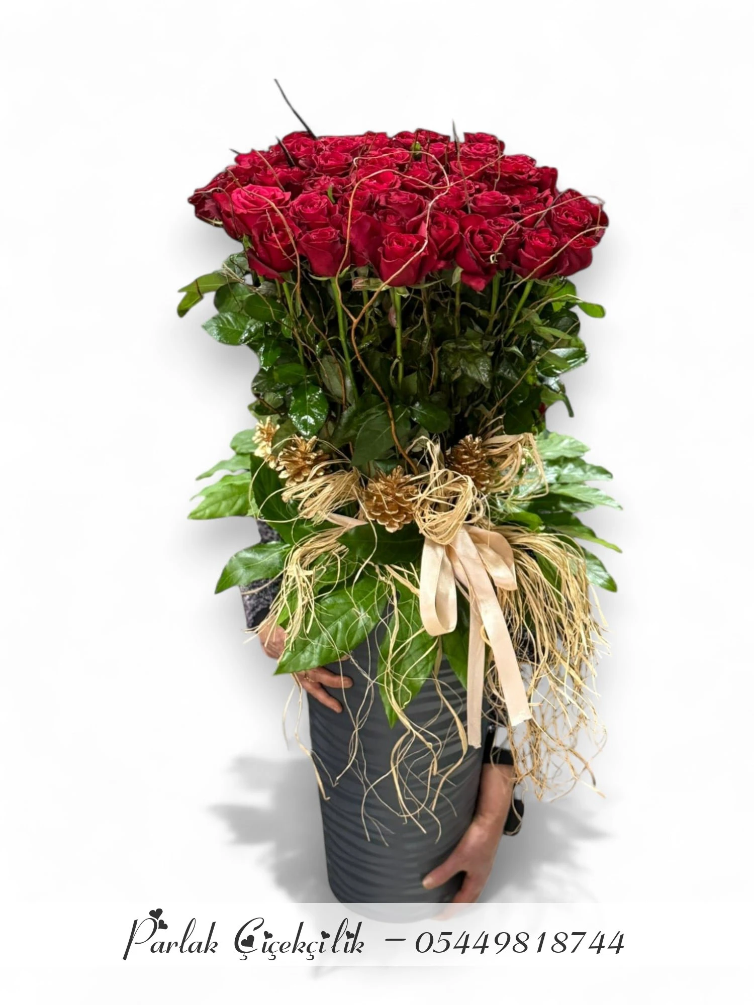 Silindir Vazoda 51 Kırmızı Gül Ve Doğal Süslemeli Aranjman