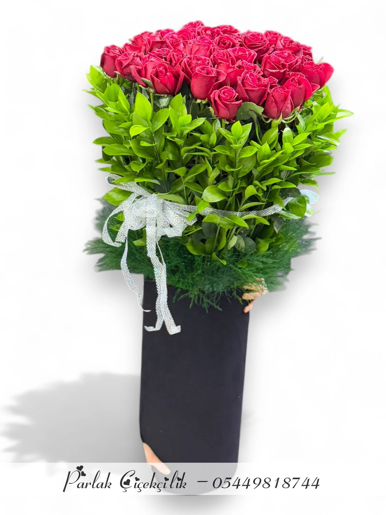 Silindir Vazoda 51 Kırmızı Gül Ve Yeşil Yaprak Aranjmanı