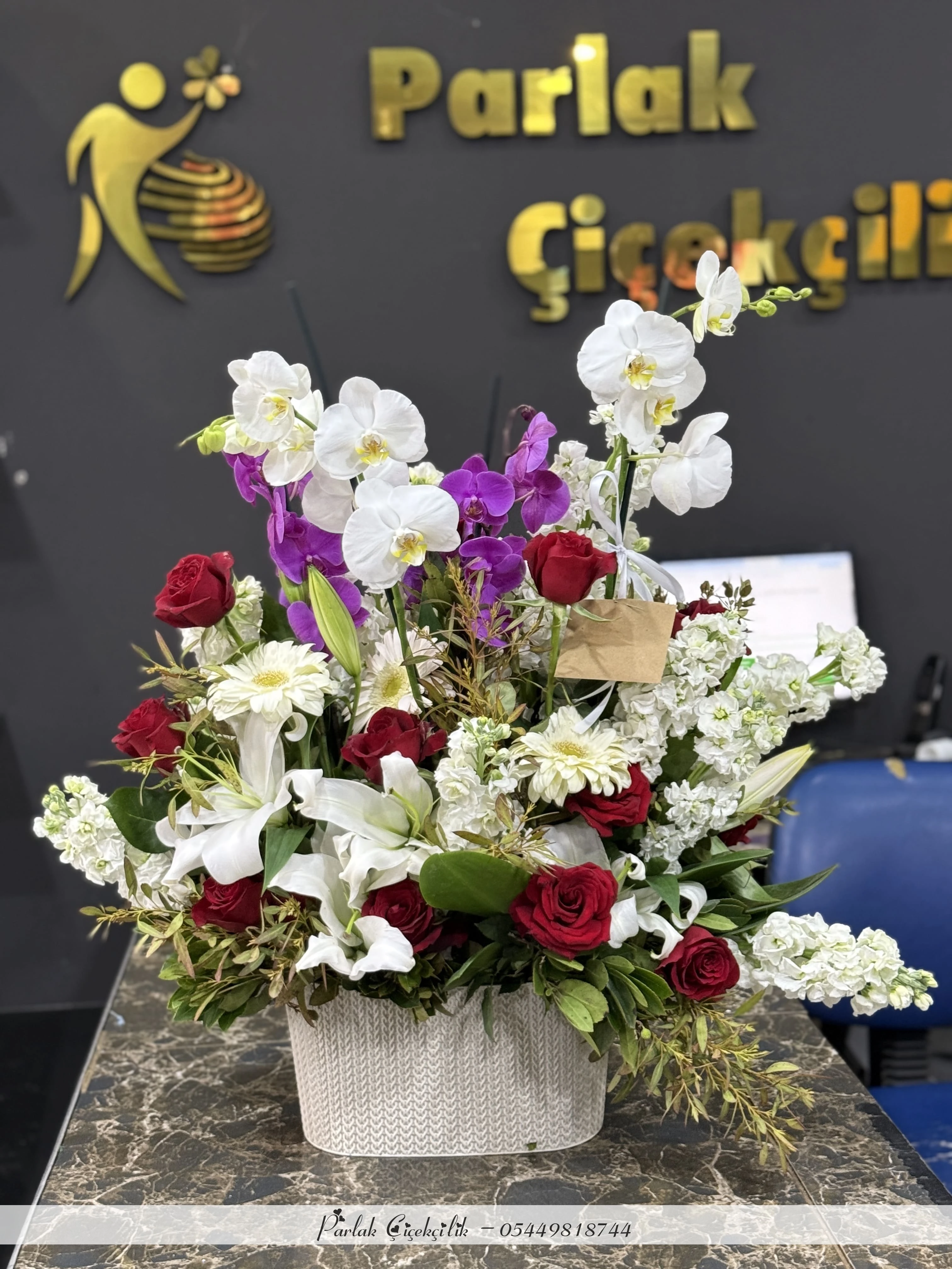 Asil Dokunuş Orkide Ve Kırmızı Güllerle Hazırlanmış Premium Aranjman