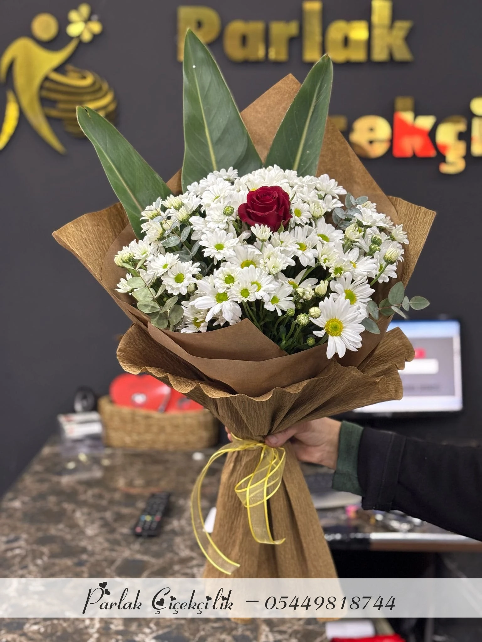 Aşkın Simgesi Kırmızı Gül Ve Beyaz Papatya Buketi