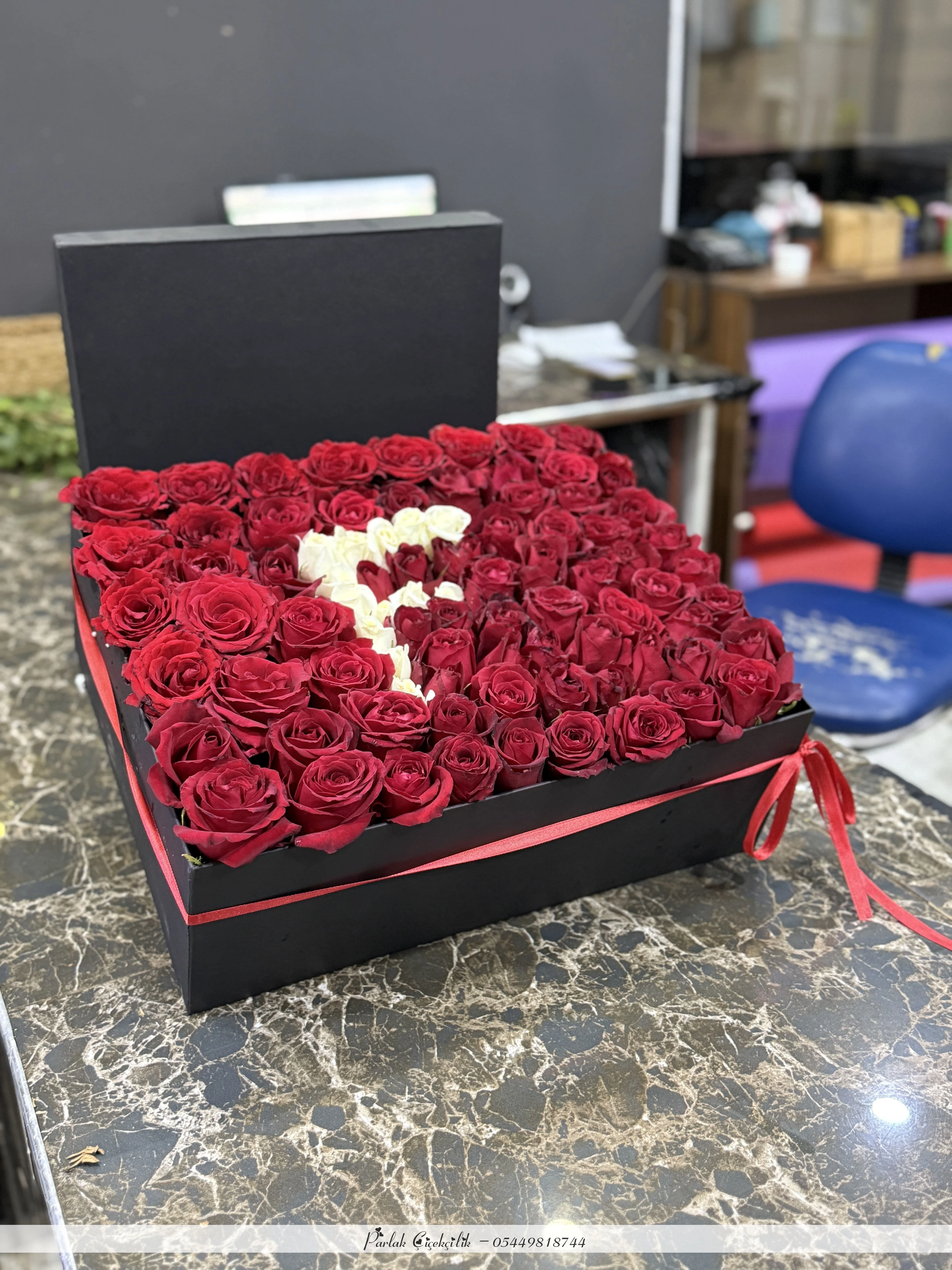 Aşkın Simgesi Kutuda Kırmızı Gül Ve Beyaz Harf Aranjmanı