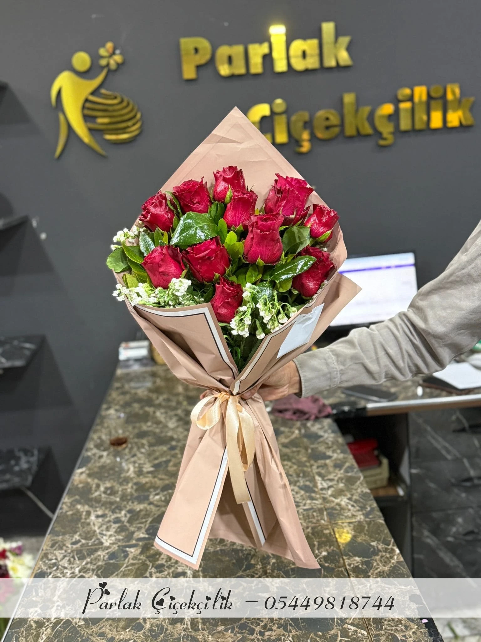 Bej Ambalajda 15’Li Kırmızı Gül Buketi