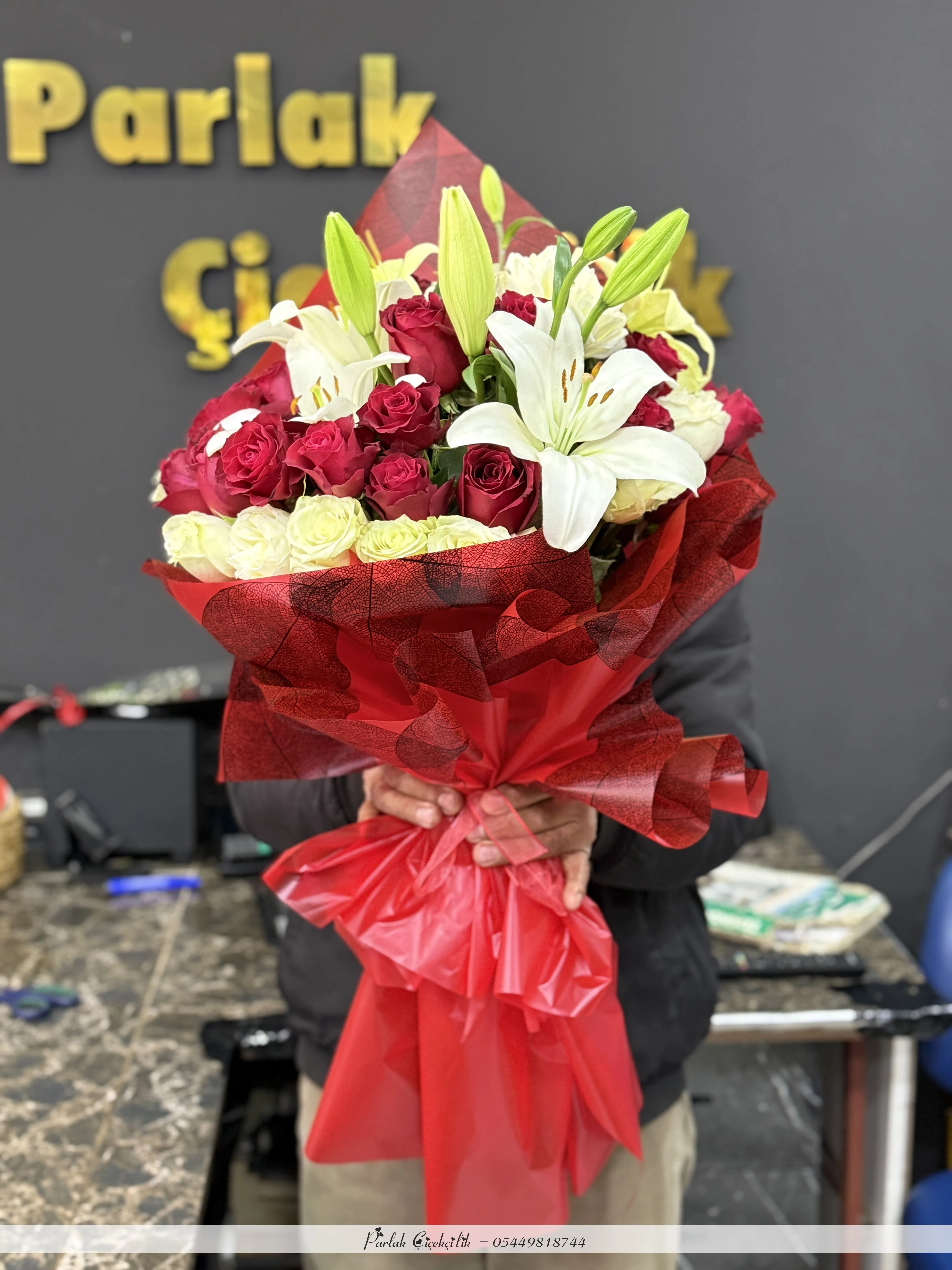 Beyaz Lilyum Ve Kırmızı Güllerle Aşkın Zarafeti