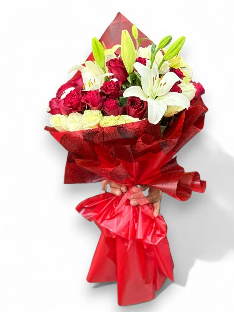 Beyaz Lilyum ve Kırmızı Güllerle Aşkın Zarafeti