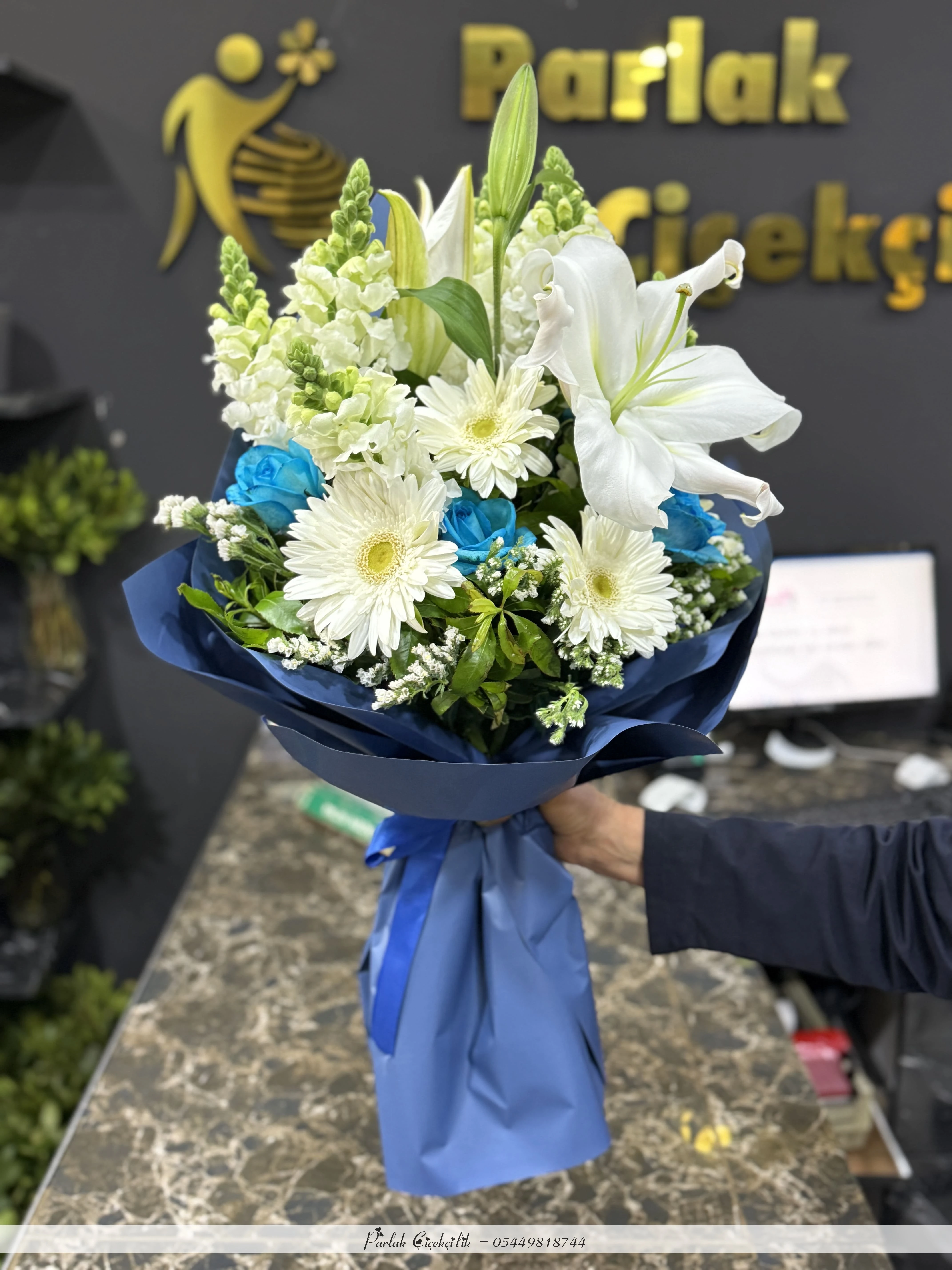 Beyaz Lilyum Ve Mavi Gül Aranjmanıyla Ferahlık Buketi