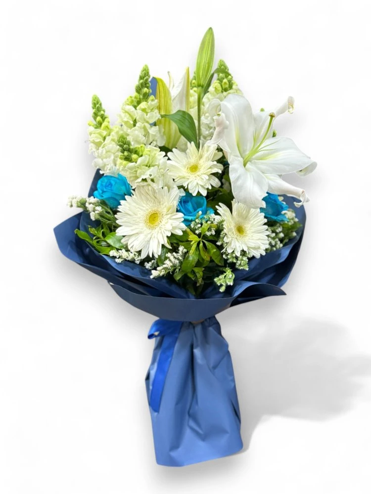 Beyaz Lilyum ve Mavi Gül Aranjmanıyla Ferahlık Buketi