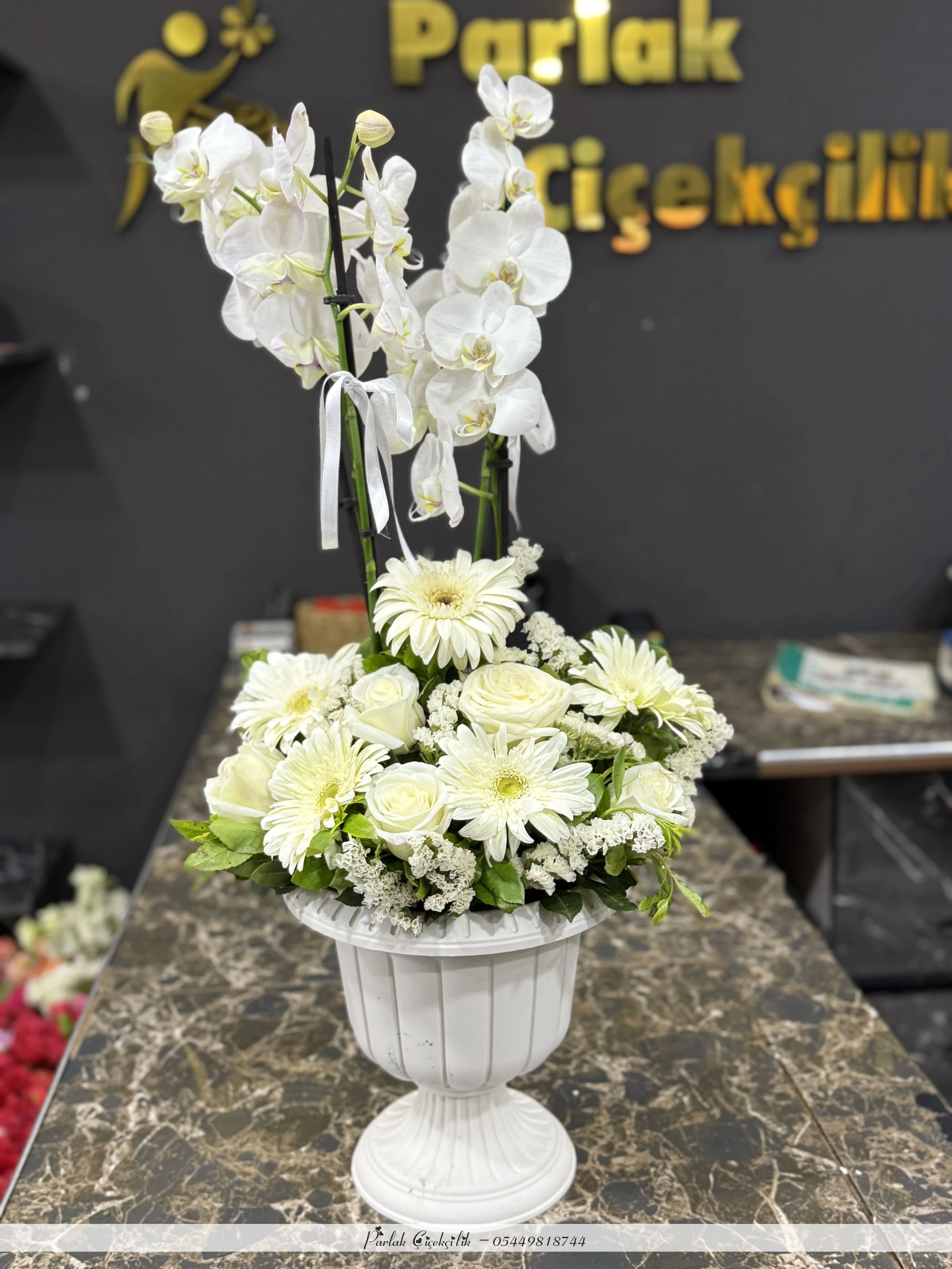 Beyaz Orkide Ve Gül Aranjmanıyla Saf Zarafet