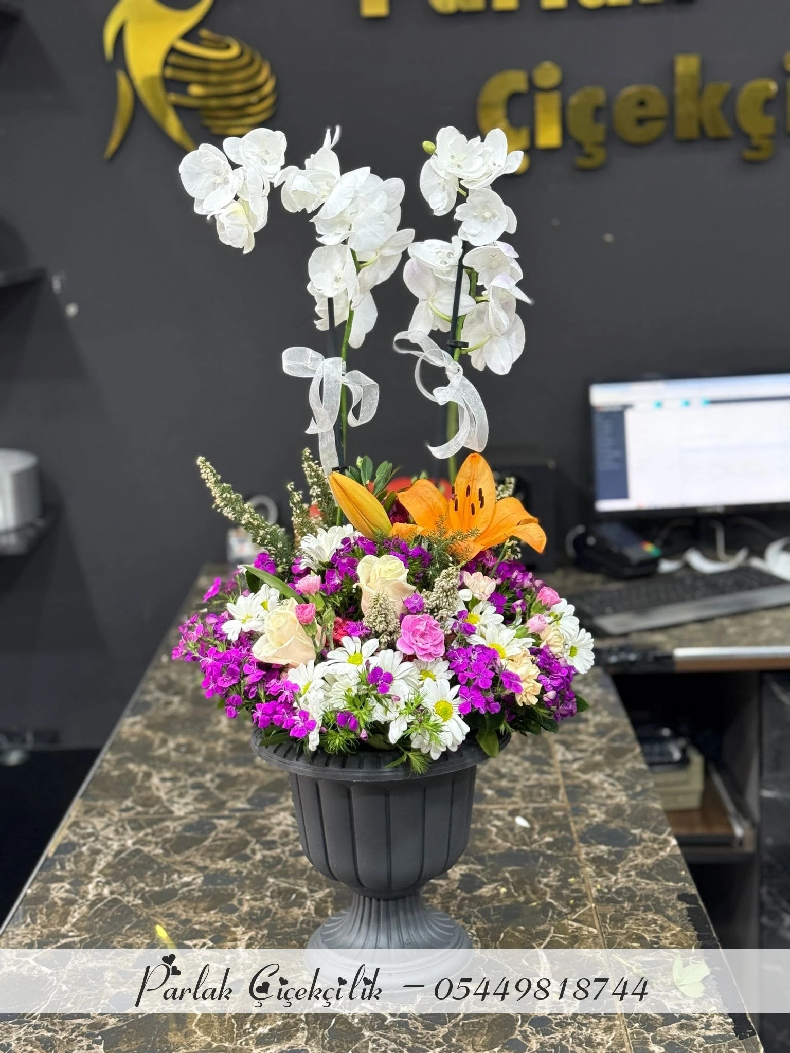 Beyaz Orkide Ve Renkli Bahar Çiçekleri Aranjmanı