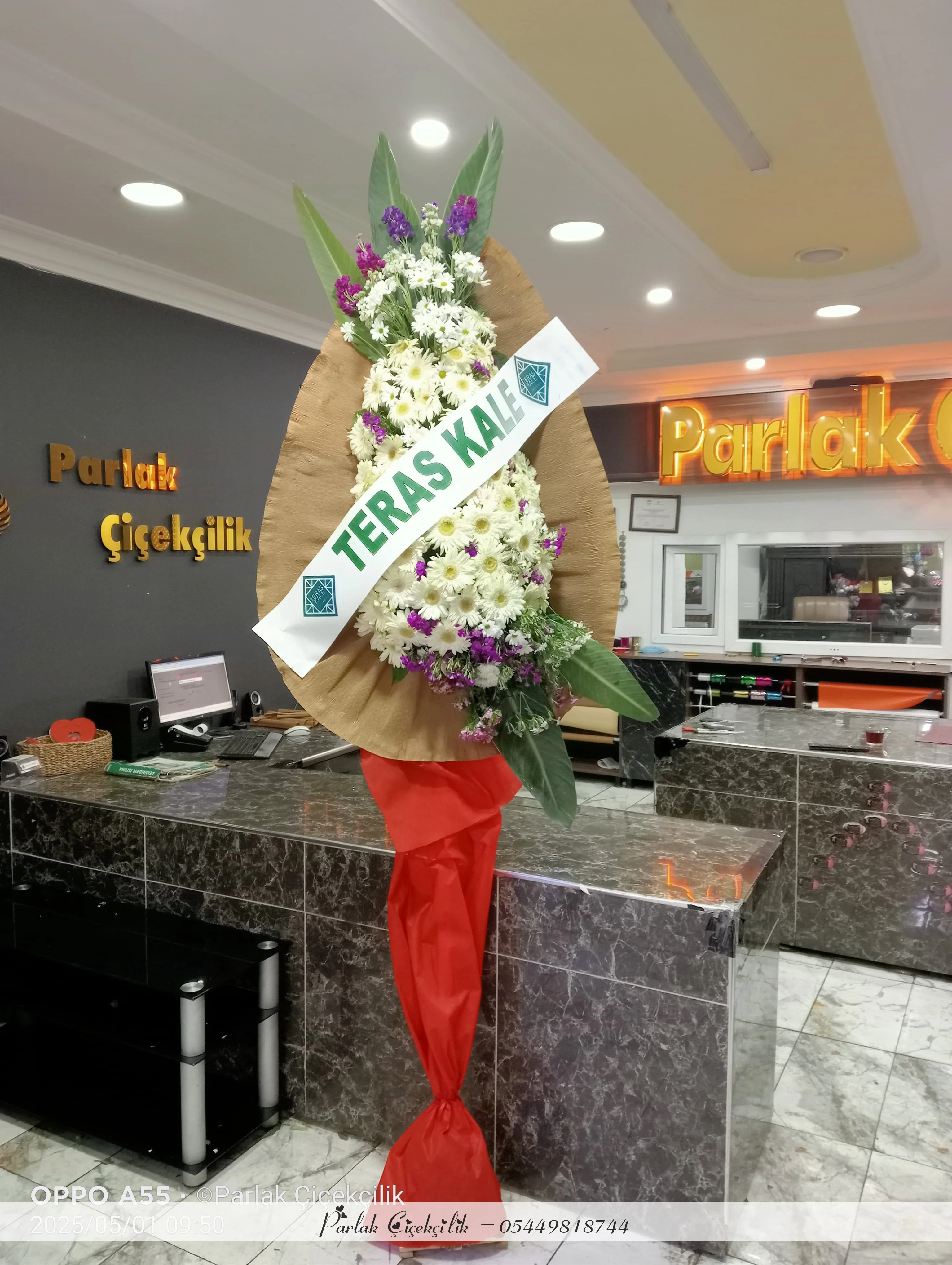 Beyaz Papatya Ve Mor Çiçekli Açılış Çelengi