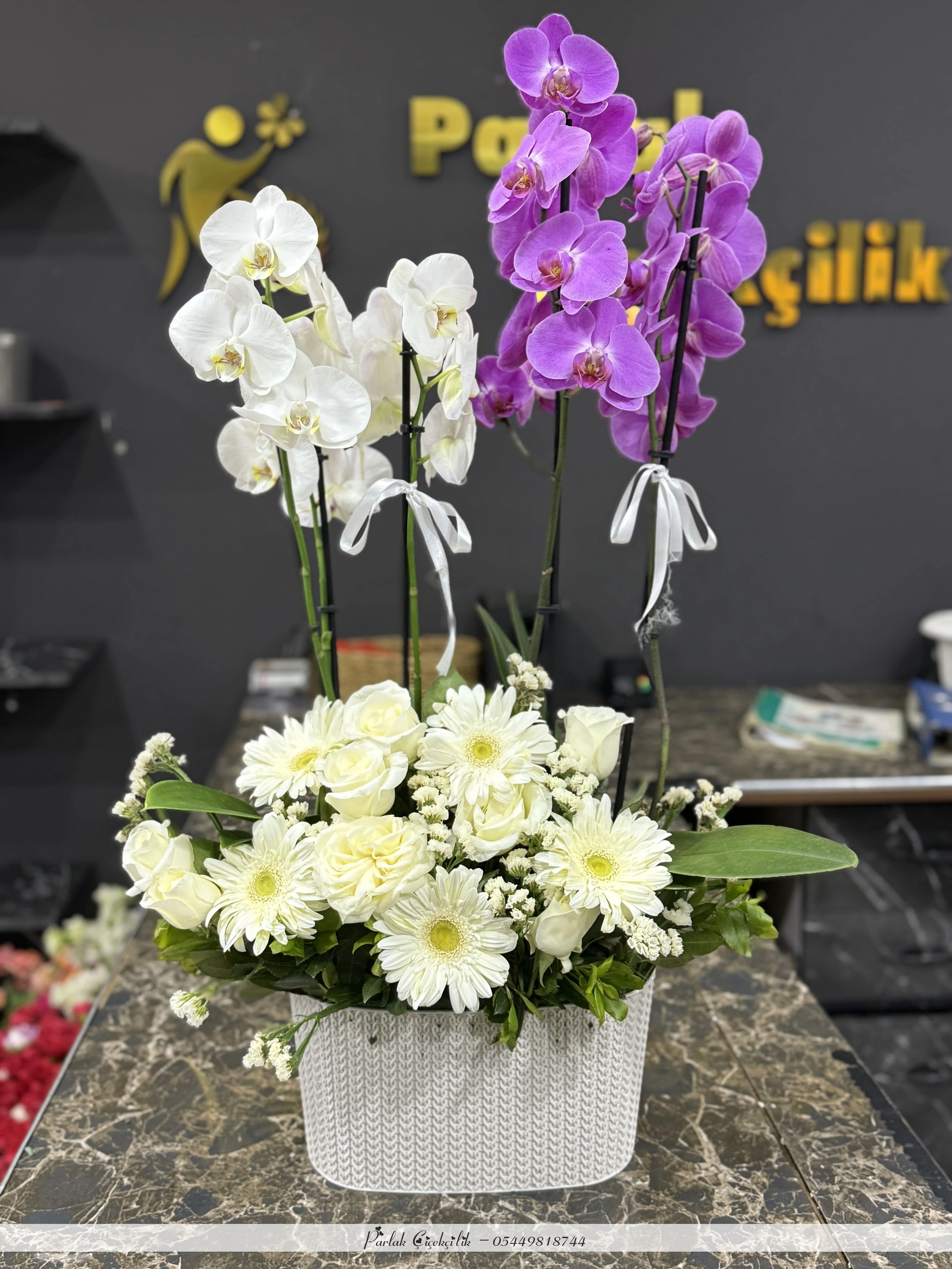 Beyaz Ve Mor Orkide Aranjmanı Ile Asaletin Buluşması