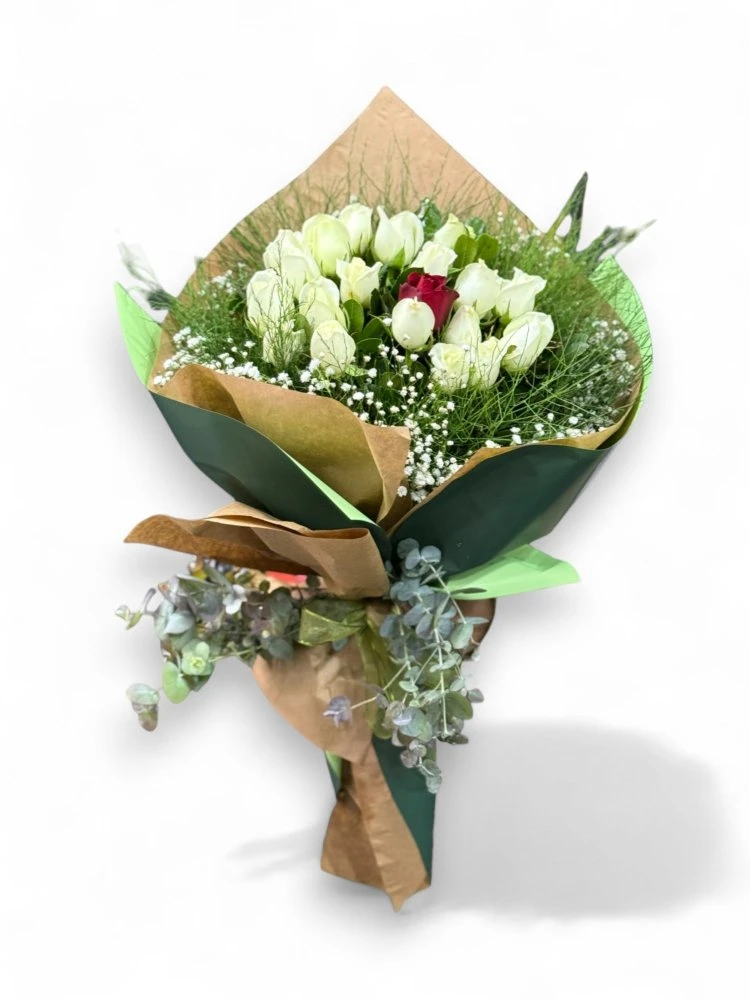 Beyazın Saflığına Kırmızı Dokunuş Gül Buketi