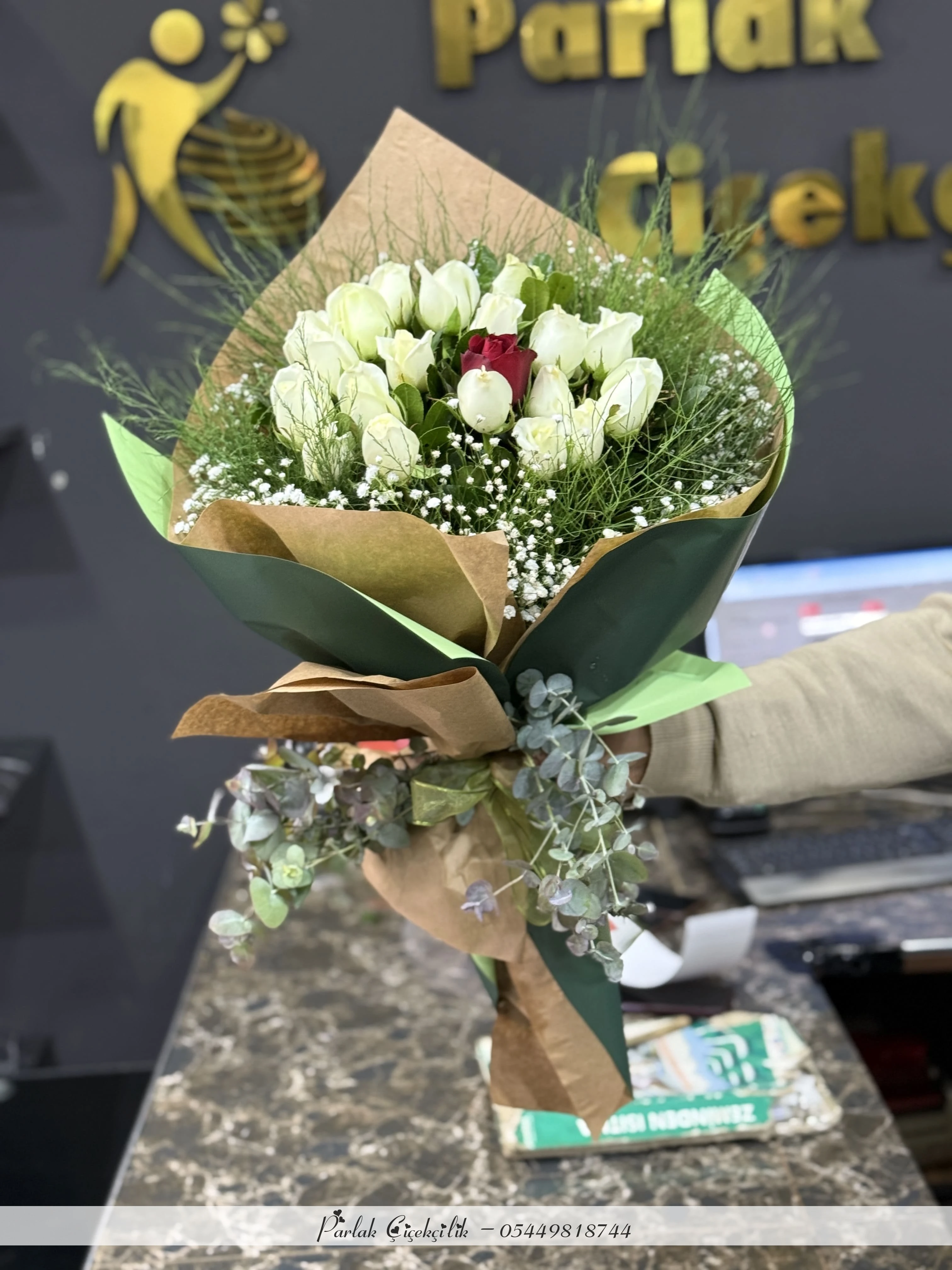 Beyazın Saflığına Kırmızı Dokunuş Gül Buketi