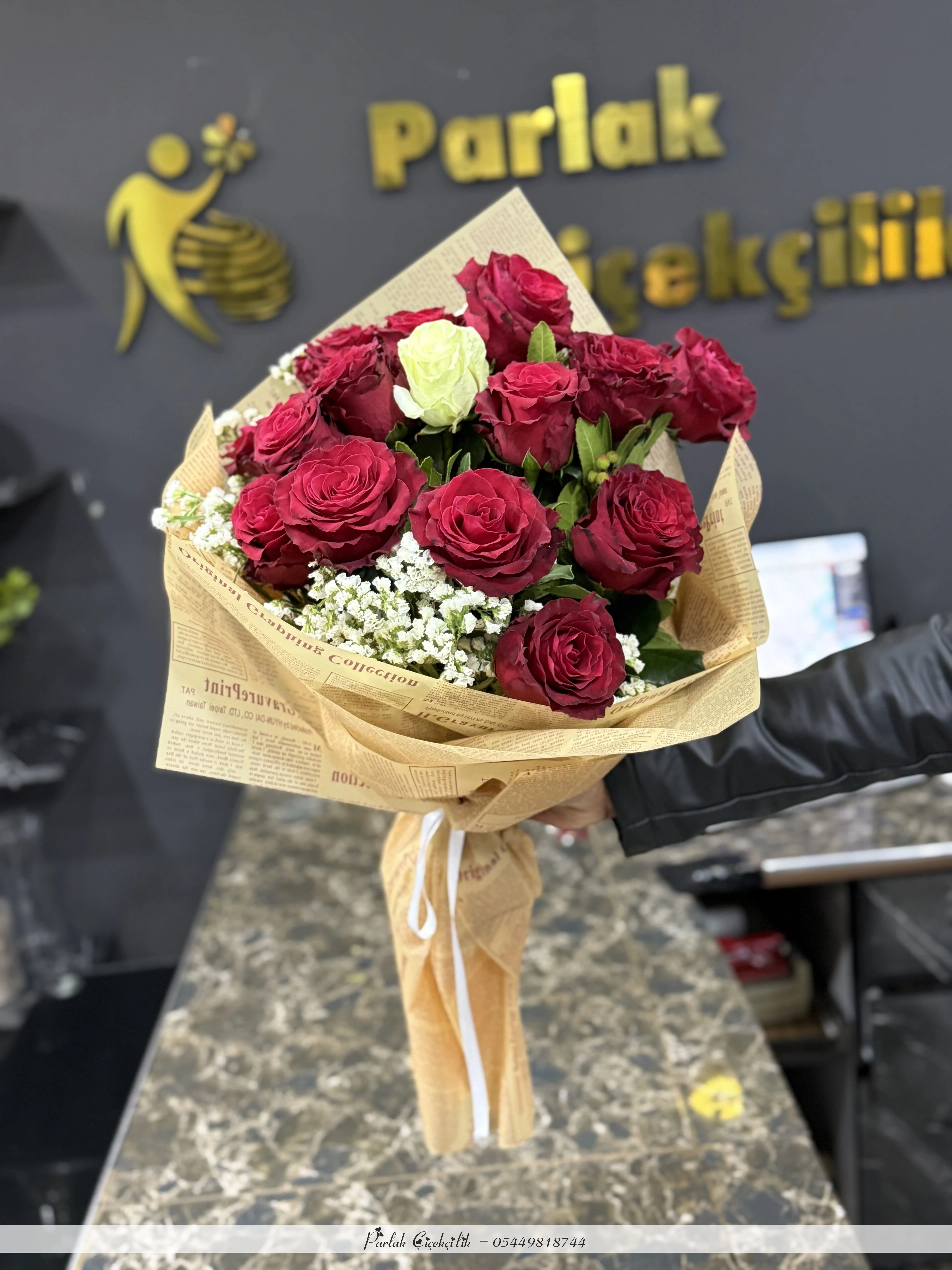 Beyazla Taçlanan Kırmızı Gül Buketi