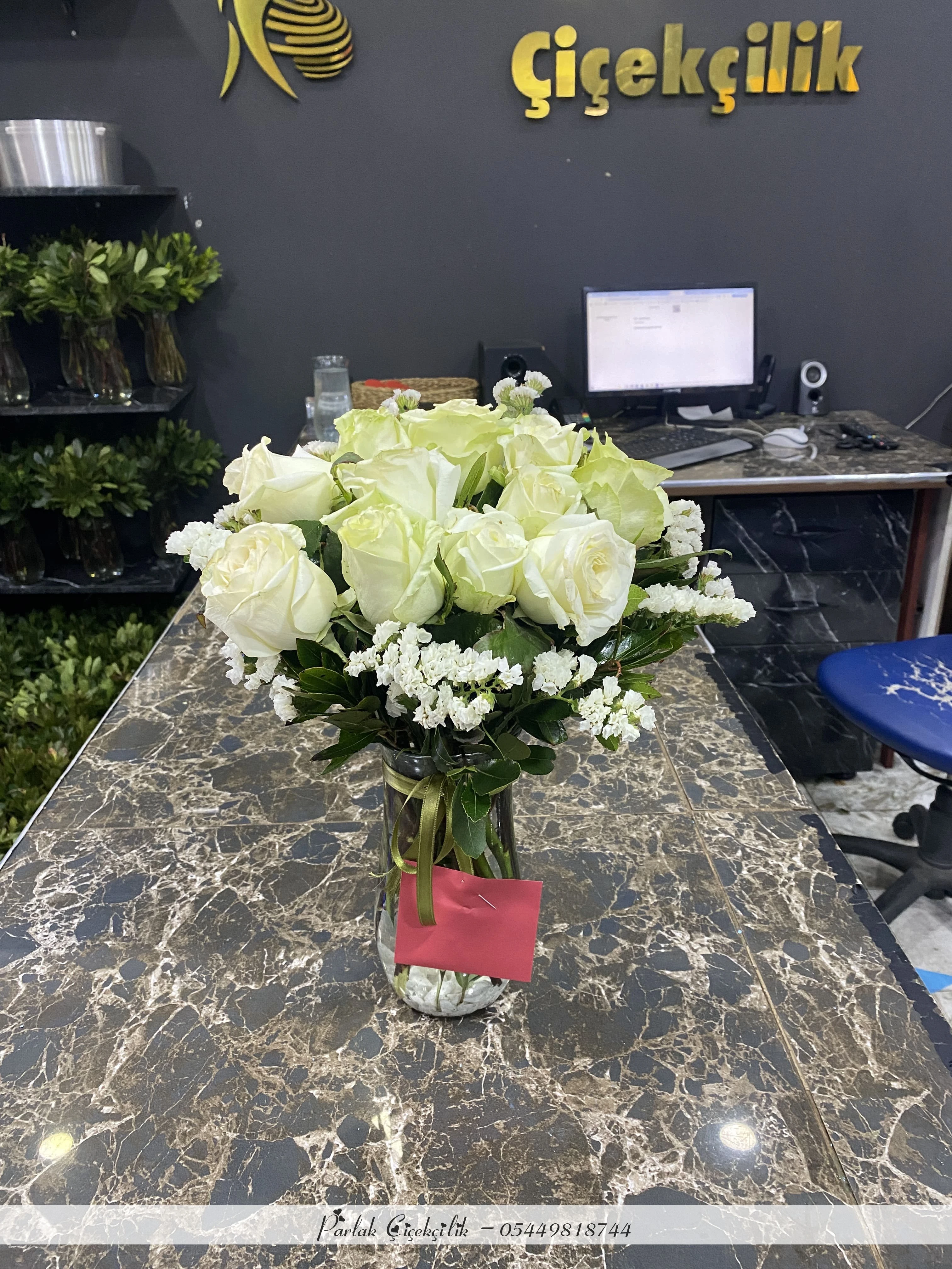 Cam Vazoda Beyaz Gül Zarafeti