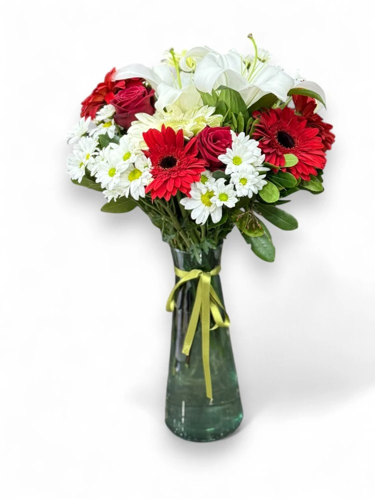 Cam Vazoda Kırmızı Beyaz Gerbera ve Lilyum Aranjmanı