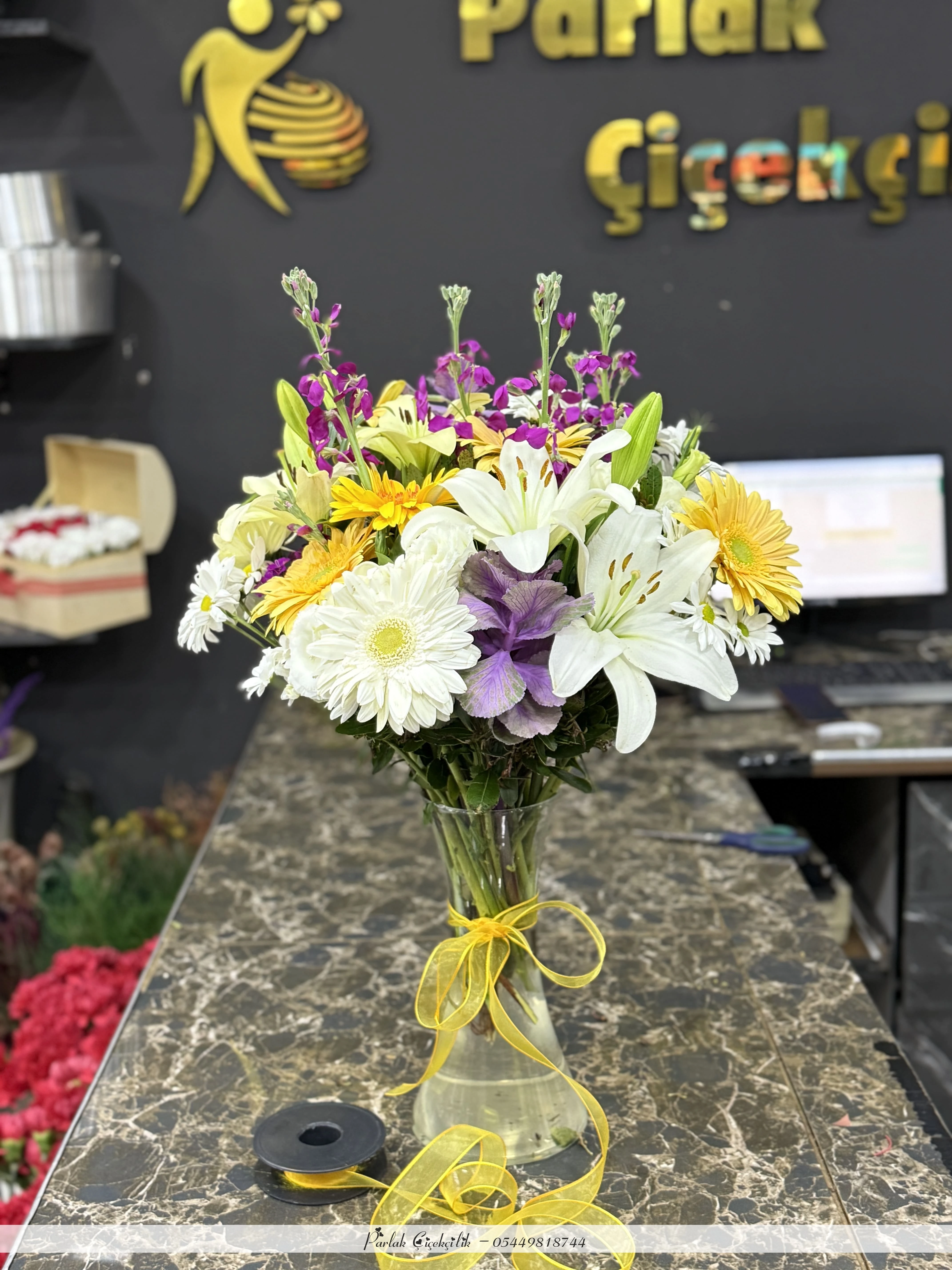 Cam Vazoda Lilyum Ve Karışık Mevsim Çiçekleri Aranjmanı