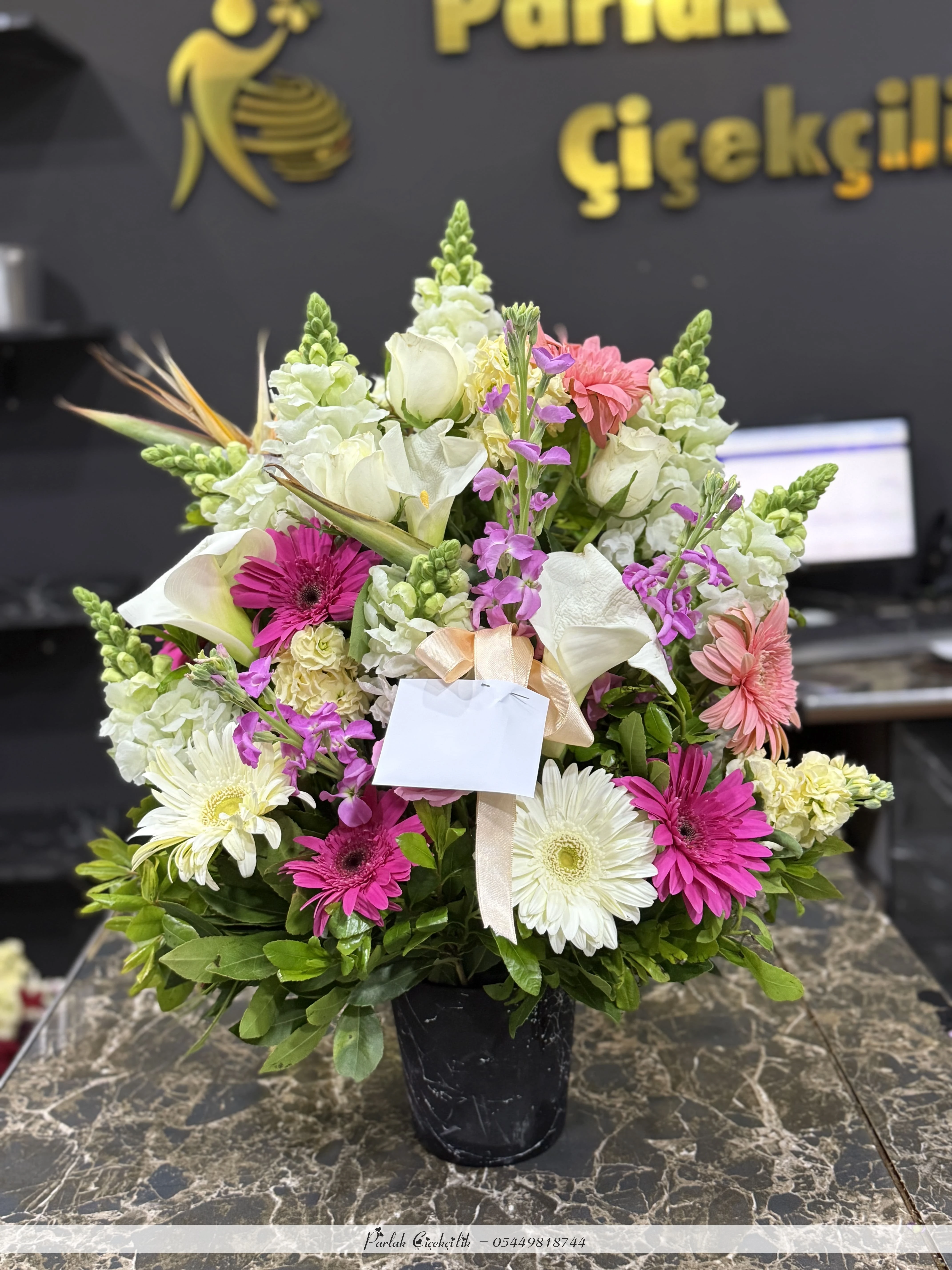 Canlı Renklerde Seramik Vazoda Bahar Esintisi Aranjman