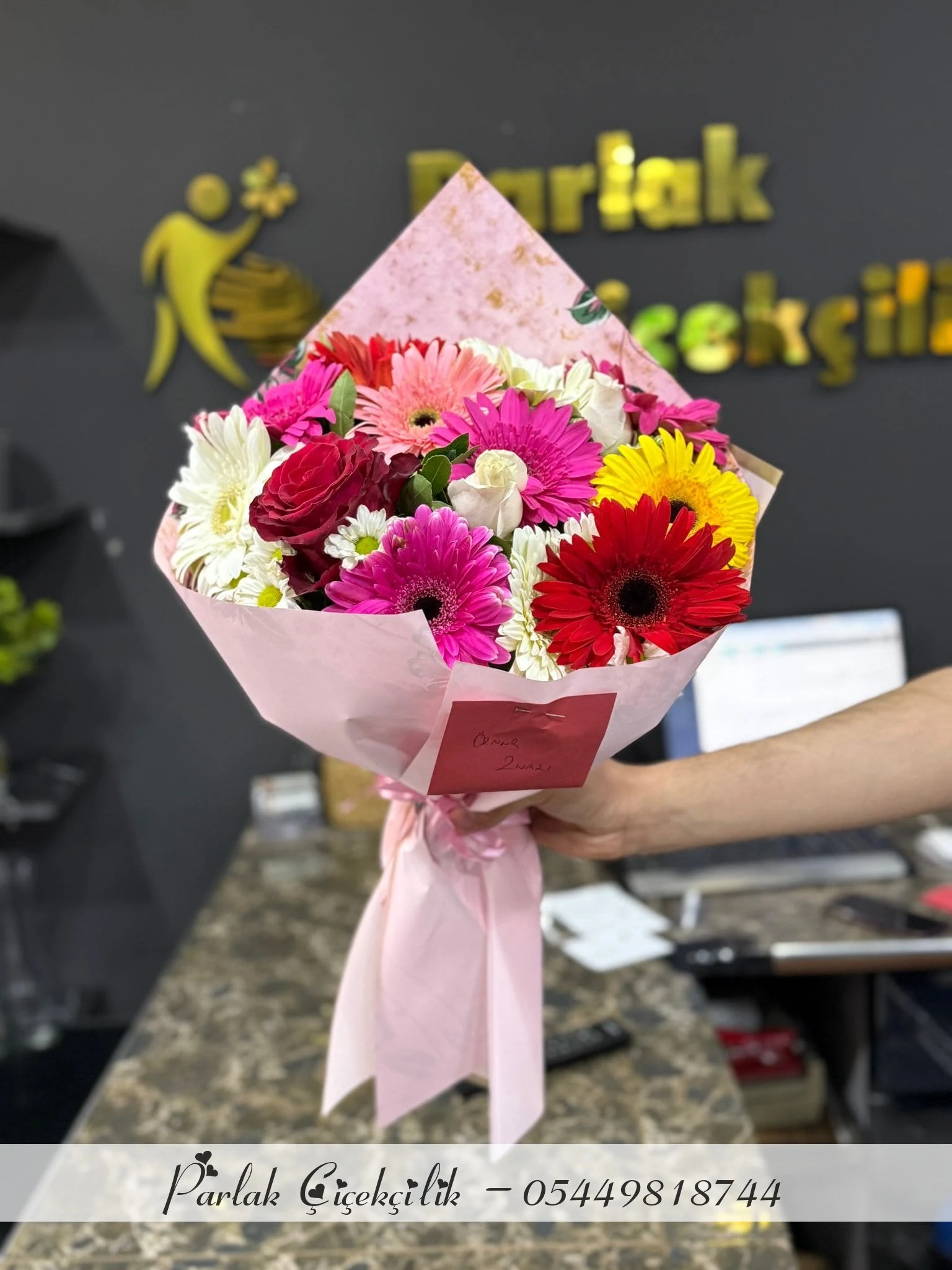 Canlı Renklerle Baharın Neşesi Gerbera Buketi