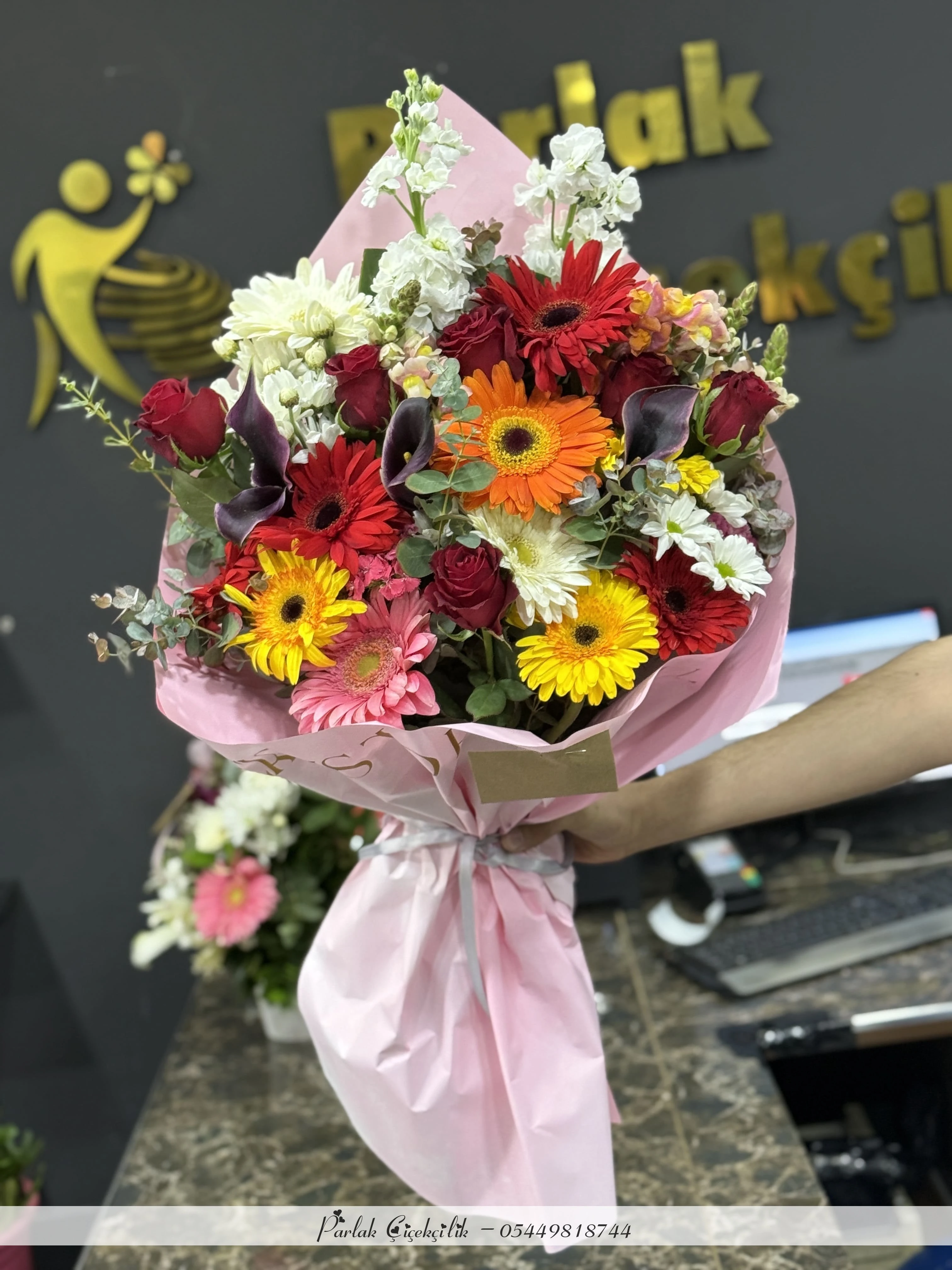 Canlı Renklerle Hazırlanmış Karışık Çiçek Buketi