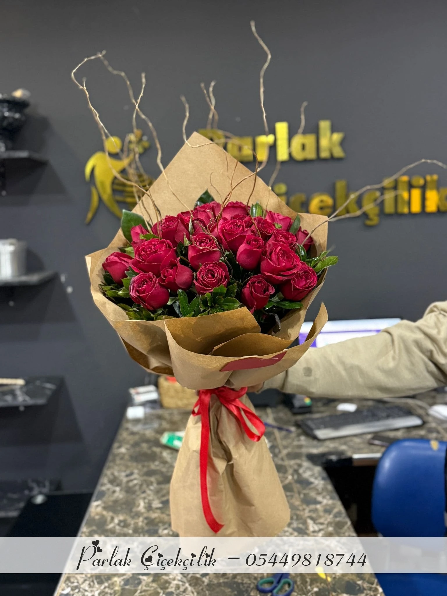 Doğal Kraft Ambalajda 21 Kırmızı Gül Buketi