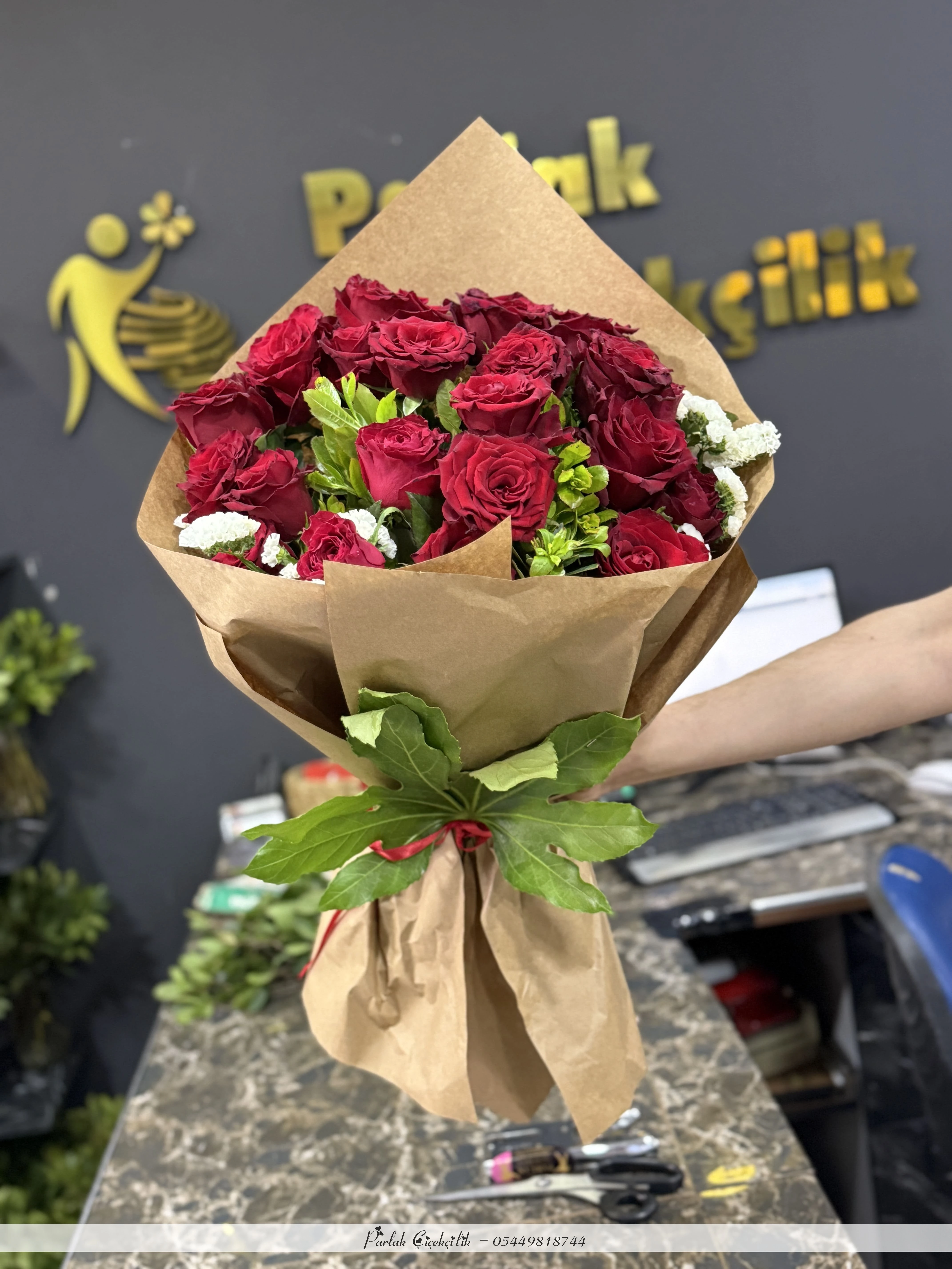 Doğal Kraft Ambalajlı 21 Kırmızı Gül Buketi