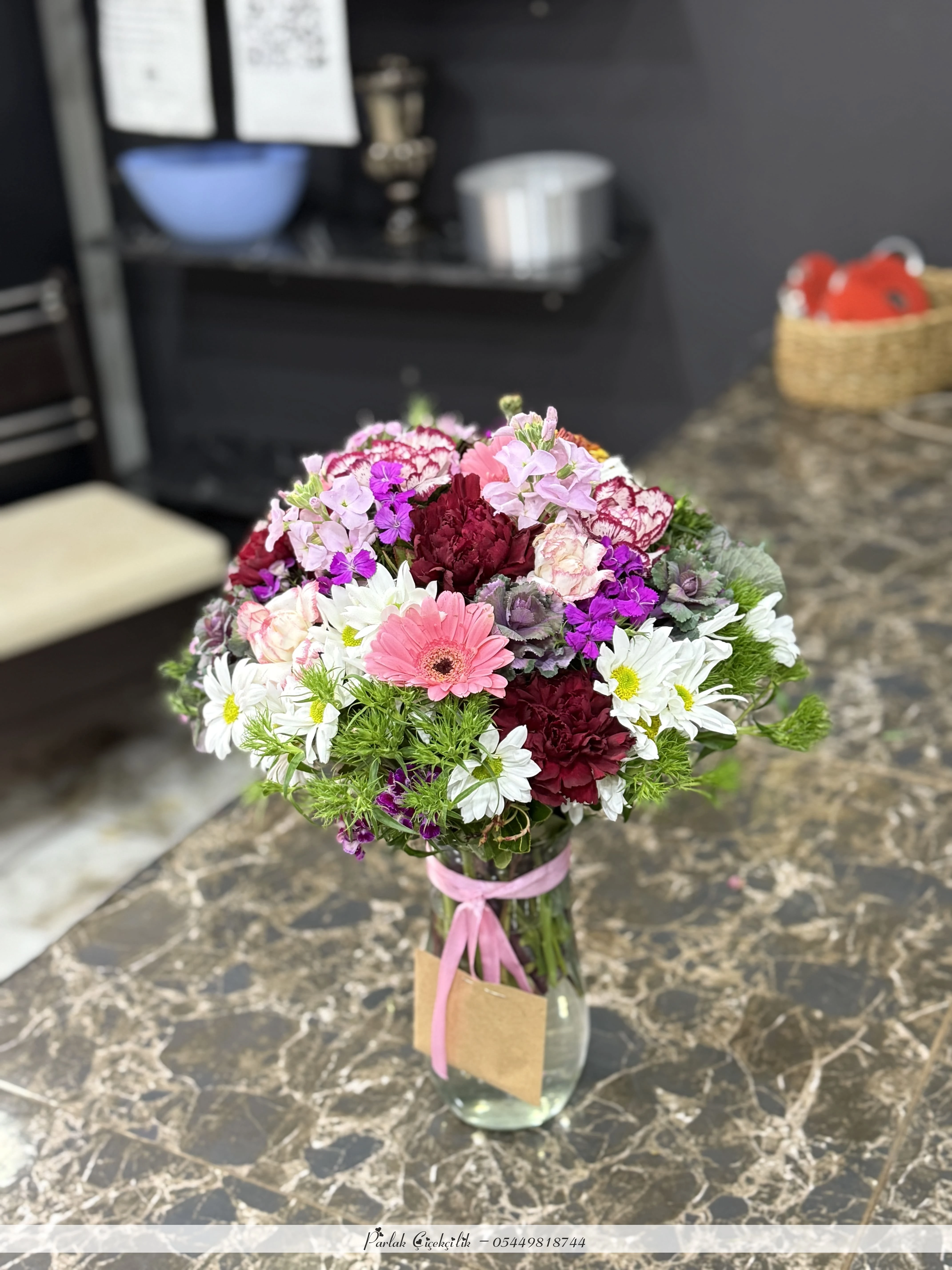 Doğanın Zarif Sürprizi Cam Vazoda Bahar Aranjmanı