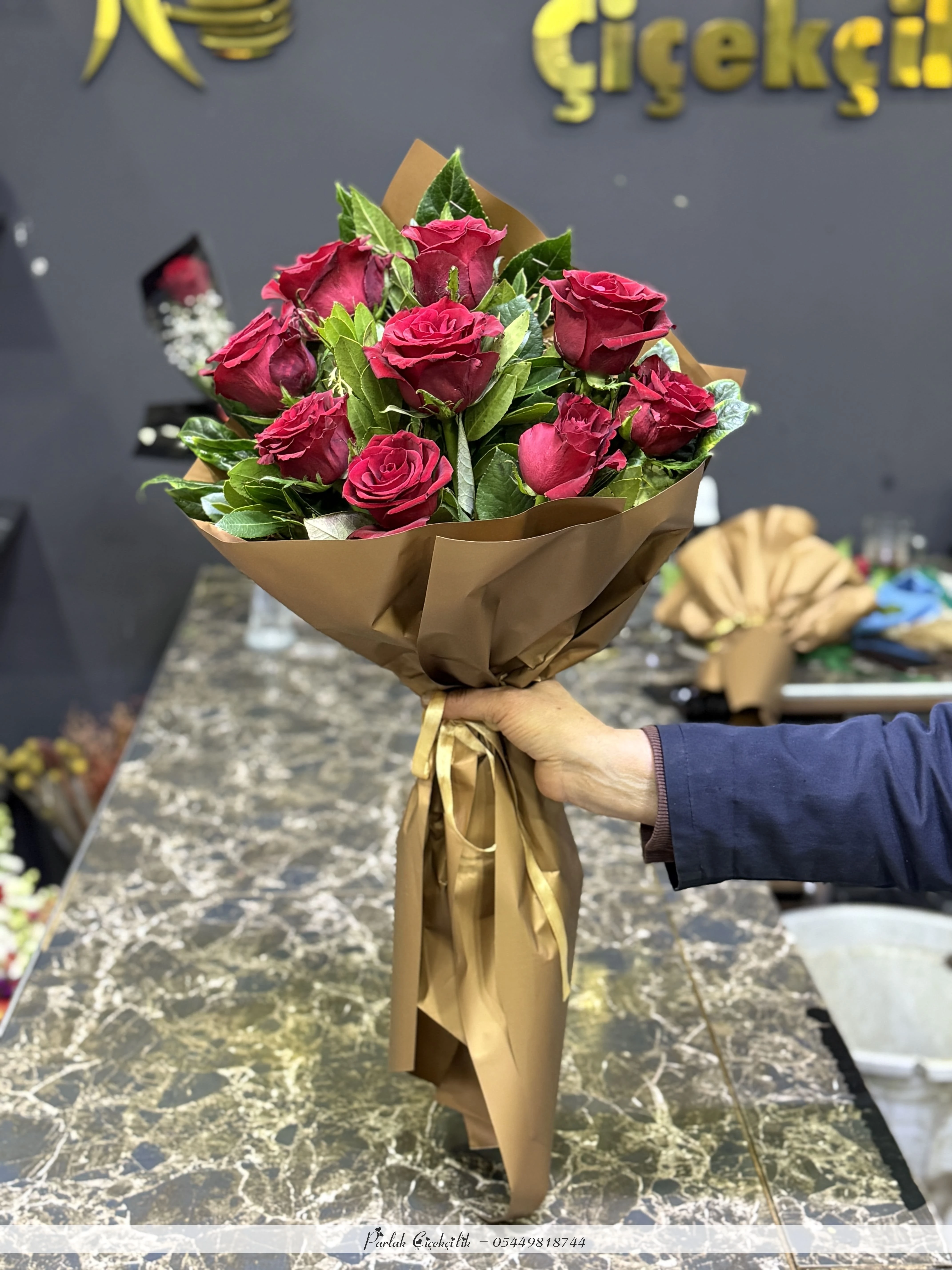 Gold Ambalajda 11 Kırmızı Gül Buketi