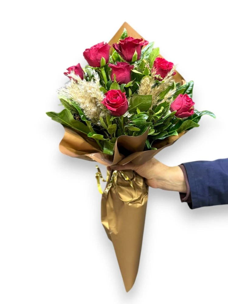 Gold Ambalajda 7’li Kırmızı Gül ve Pampas Buketi
