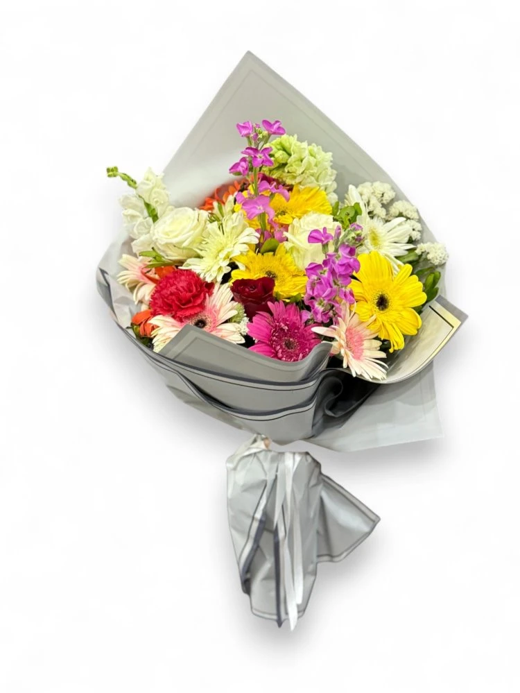 Gri Zarafetin İçinde Renkli Çiçek Armonisi