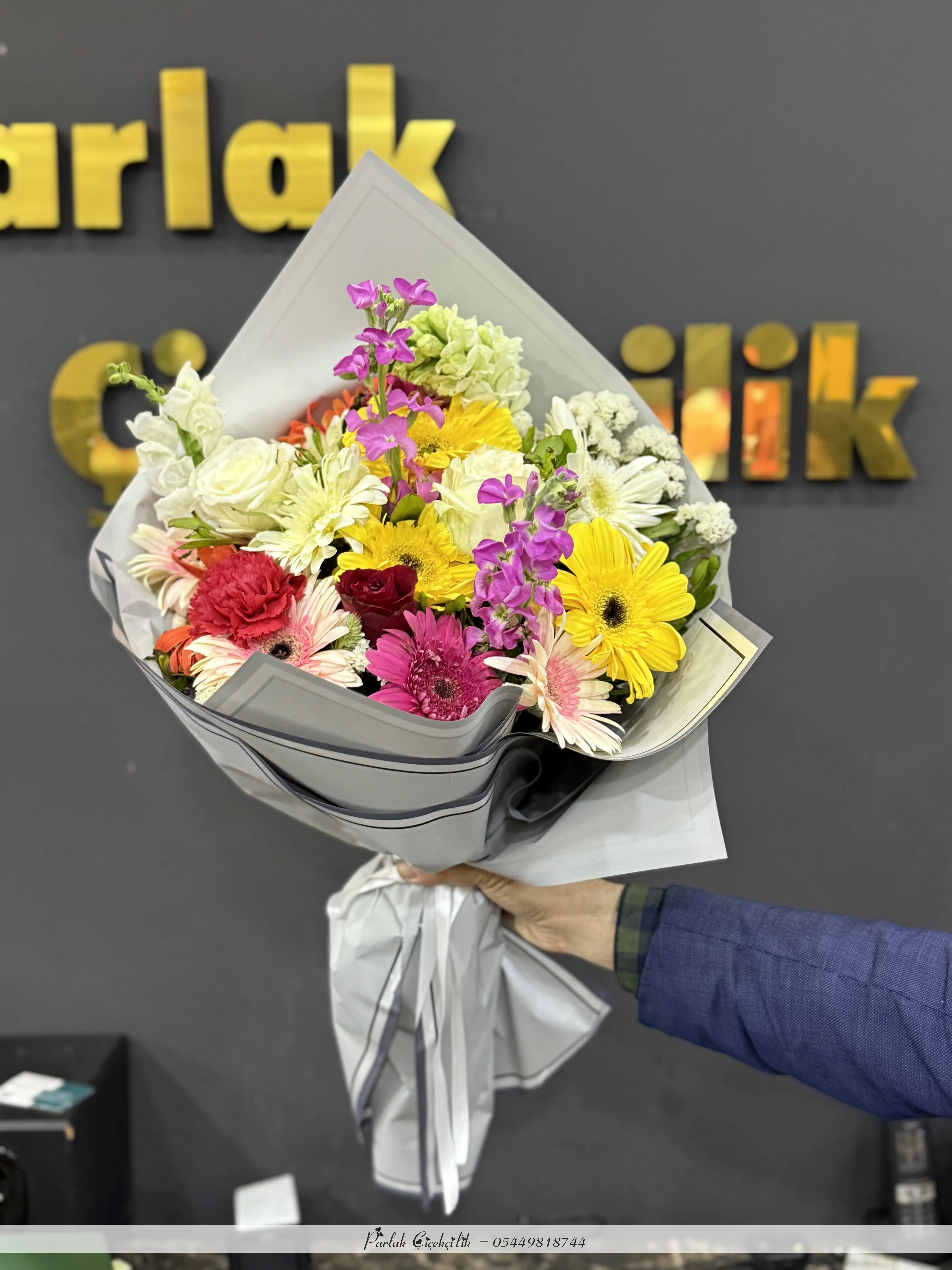 Gri Zarafetin İçinde Renkli Çiçek Armonisi